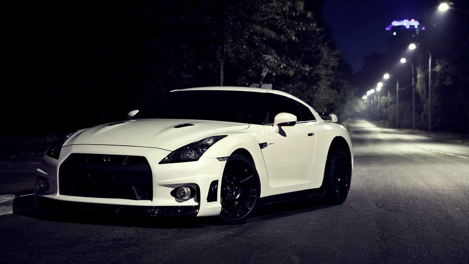 Free photo Cool picture with white Nissan GTR for desktop