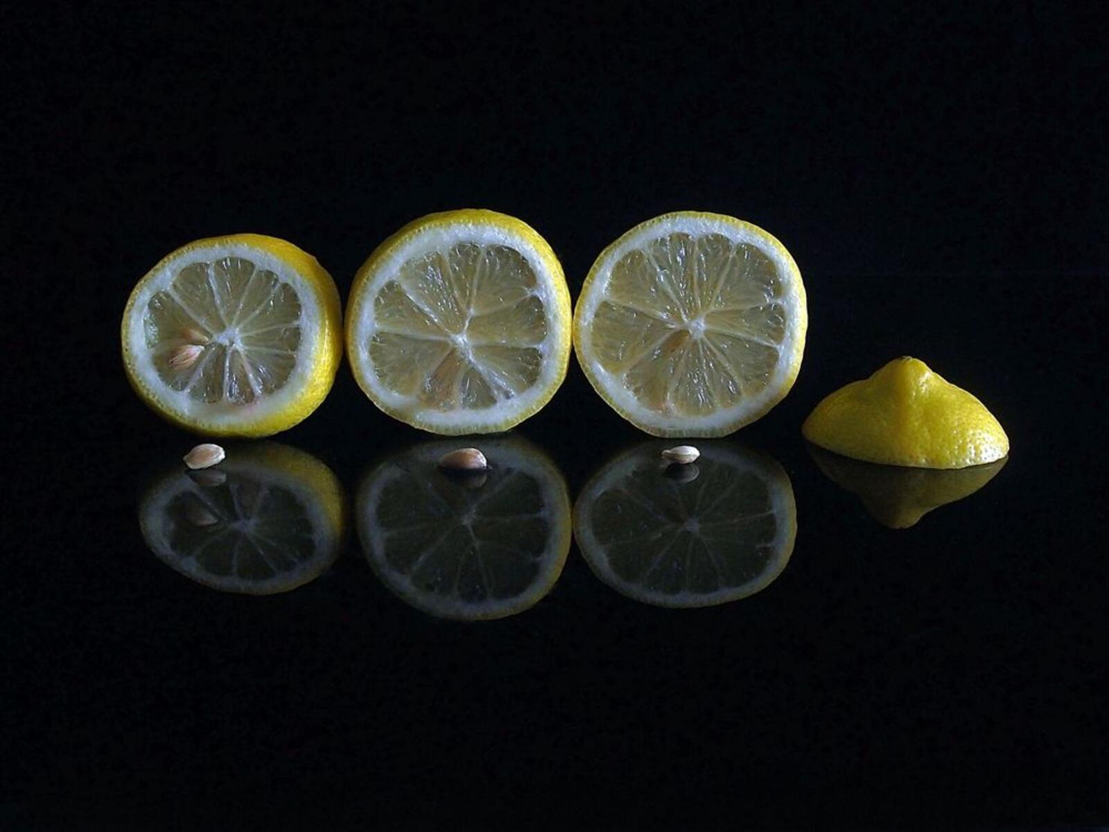 Обои лимон дольки чёрный фон на рабочий стол