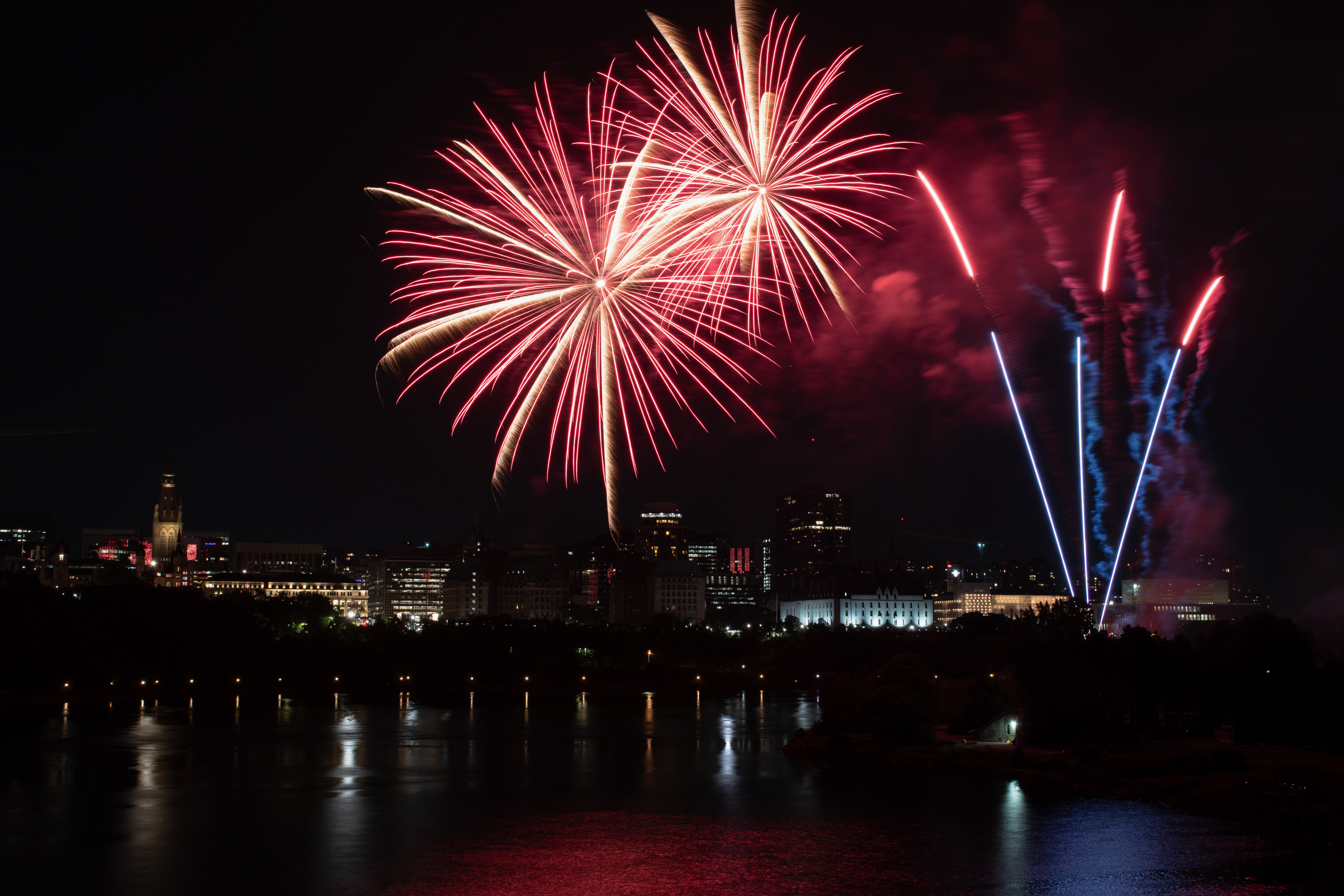 Фото бесплатно фейерверк, ночь, обои празднование нового года 2022