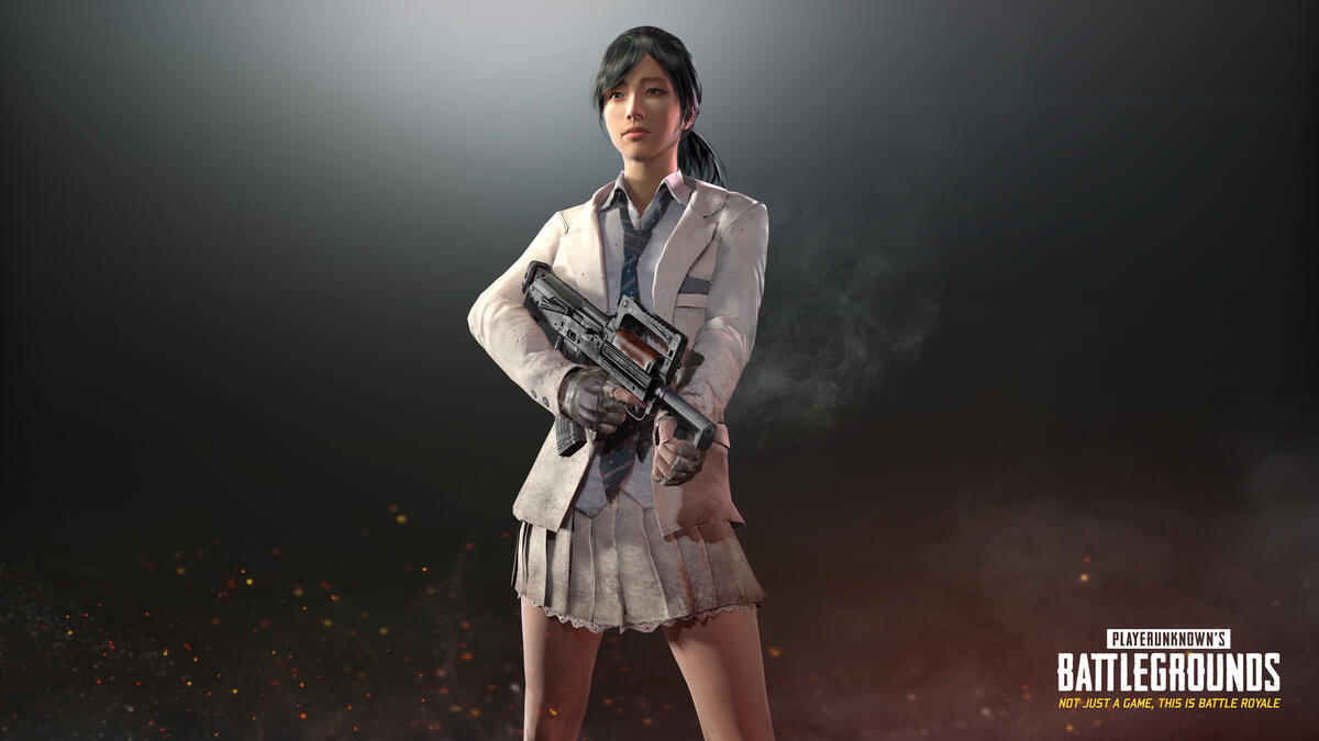 Девочка в белом костюме с автоматической винтовкой из игры Playerunknowns Battlegrounds