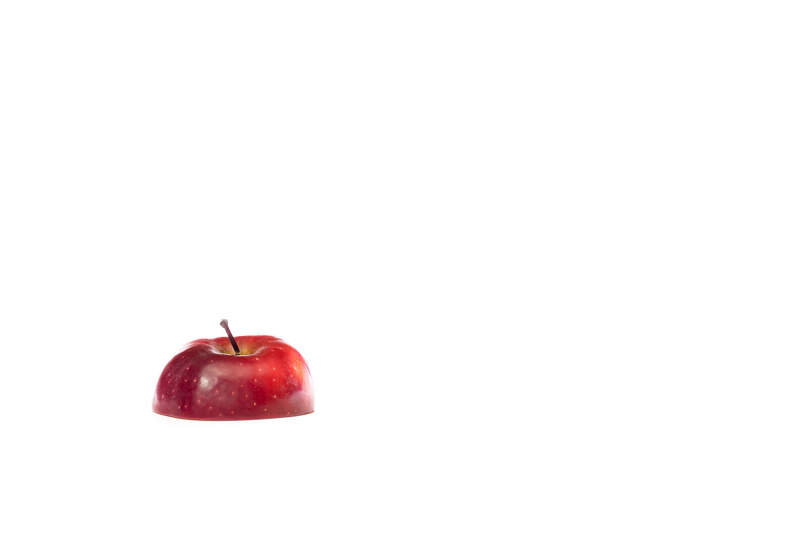 Обои разрезанное белый фон яблоко на рабочий стол