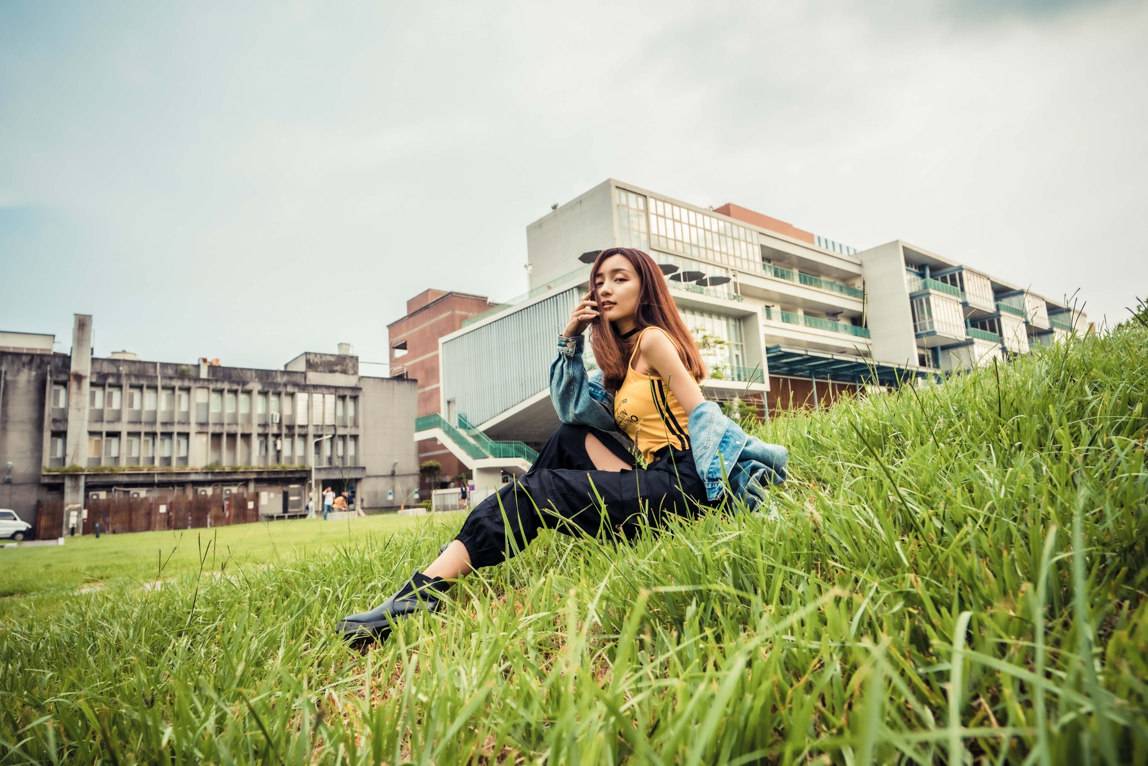 Фото обои азиатская девушка отдых трава - бесплатные картинки на Fonwall