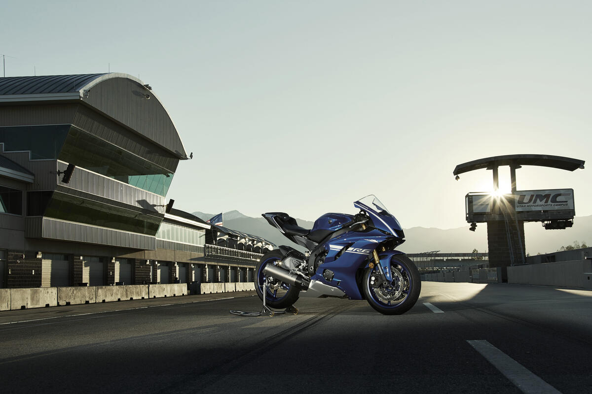 Синий спортбайк Yamaha R6