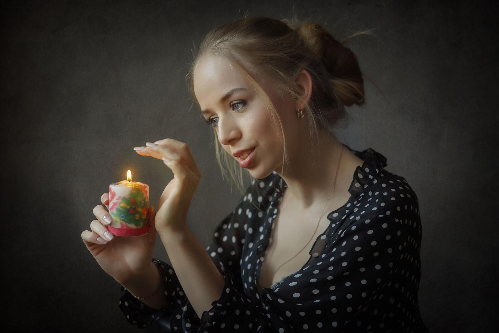免费照片一个女孩和一支蜡烛