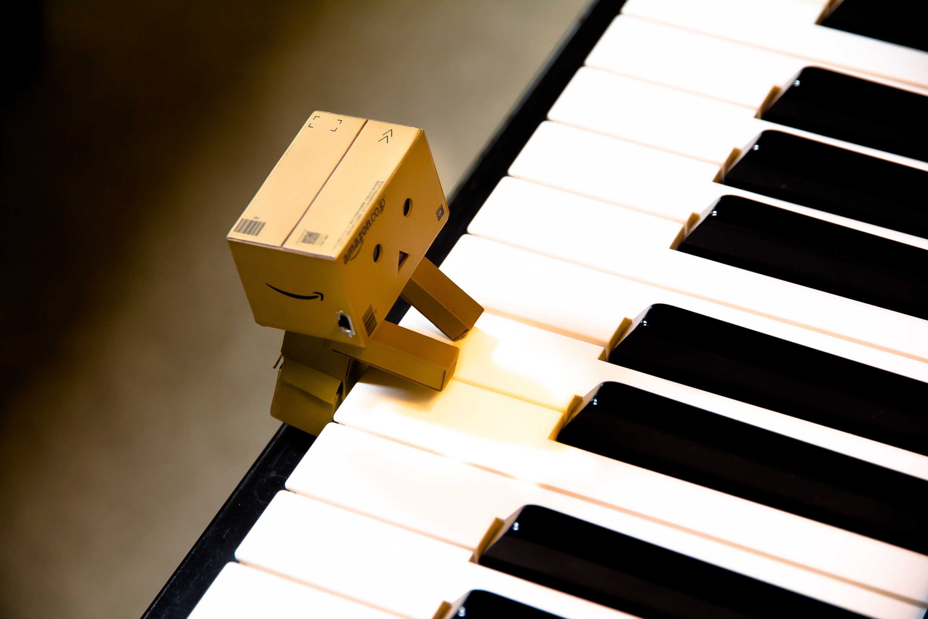Photo free robot, classic music, piano