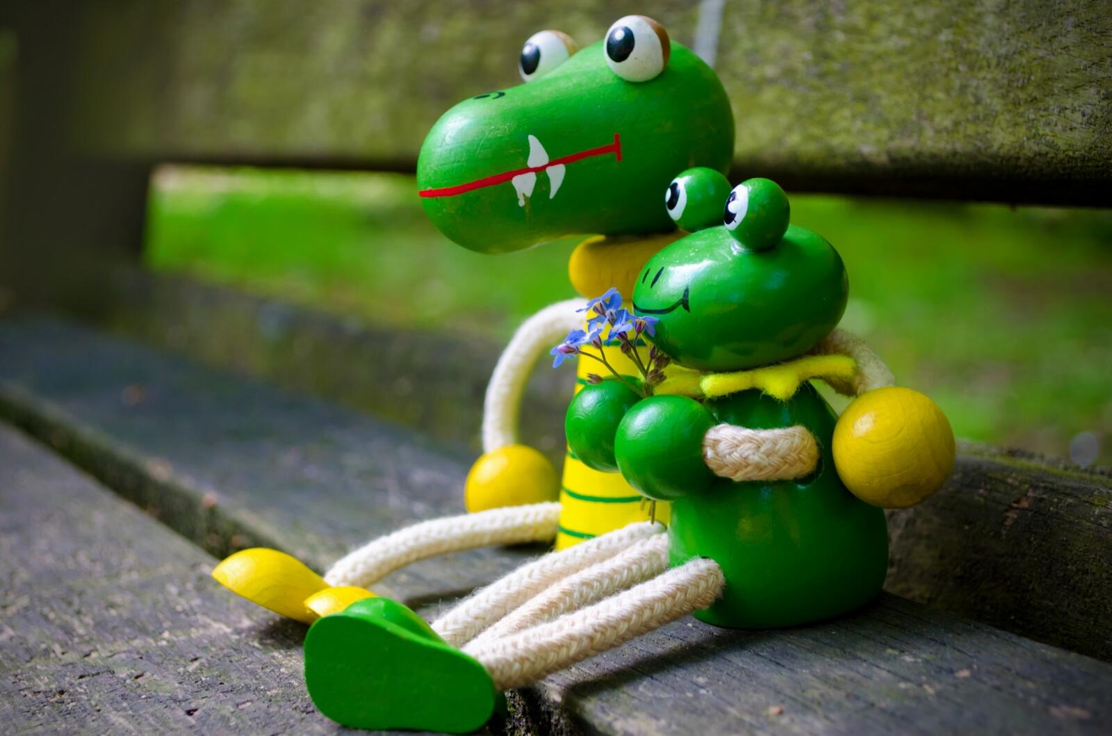 Wallpapers wooden figurines green frog toys on the desktop