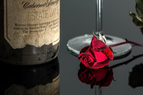 роза на столе