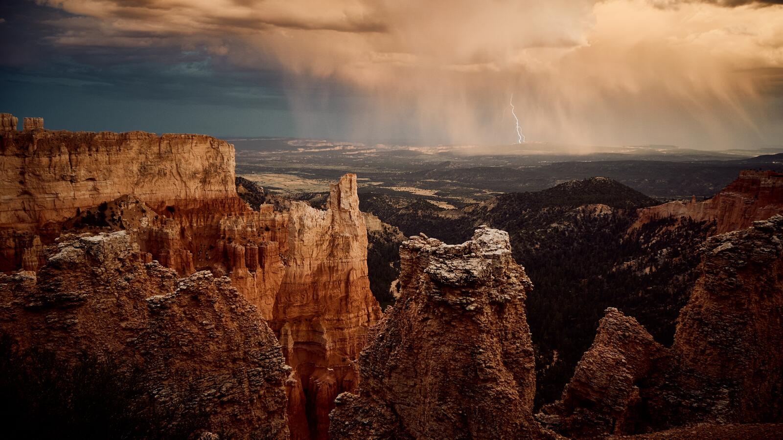 Wallpapers nature mountains lightning on the desktop