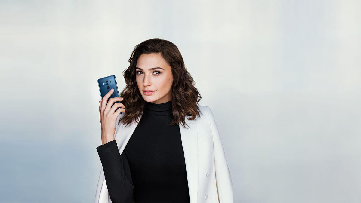 Gal Gadot was photographed with a phone
