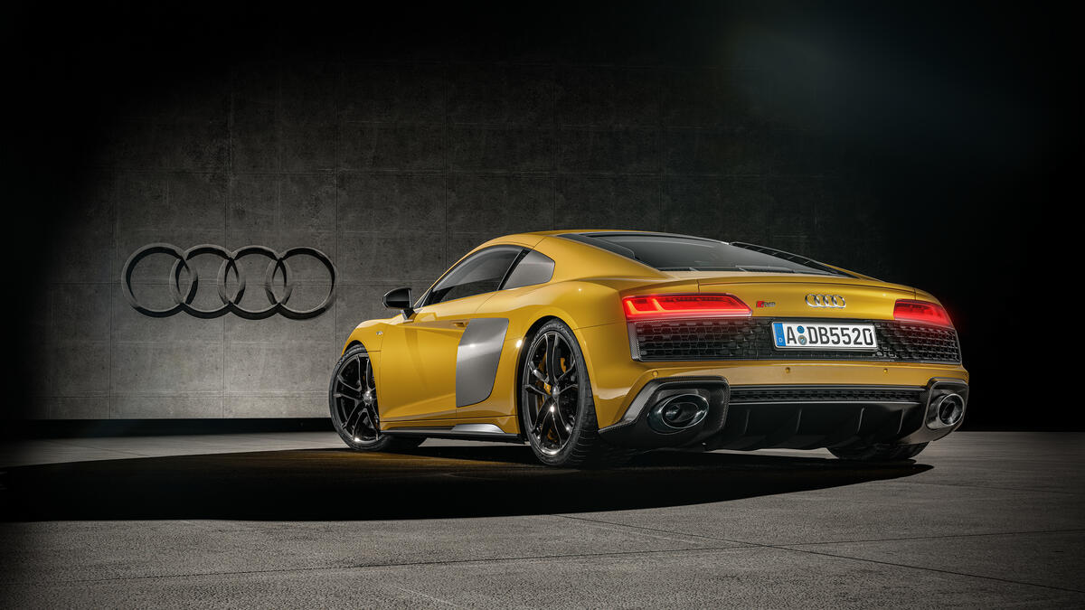 Желтая Audi R8