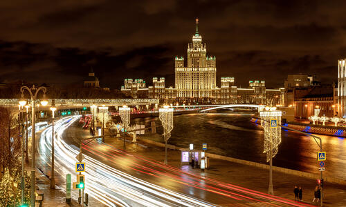 从莫斯科大剧院大桥看莫斯科大堤的夜景。