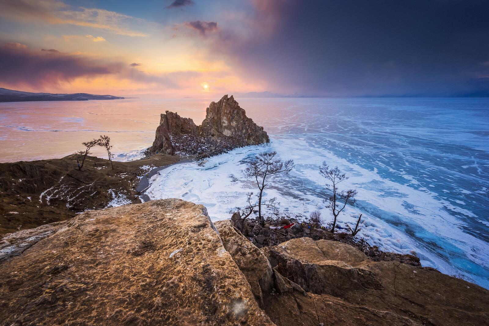 Обои Shamanka rock at Khuzhir on Olkhon island lake Baikal на рабочий стол