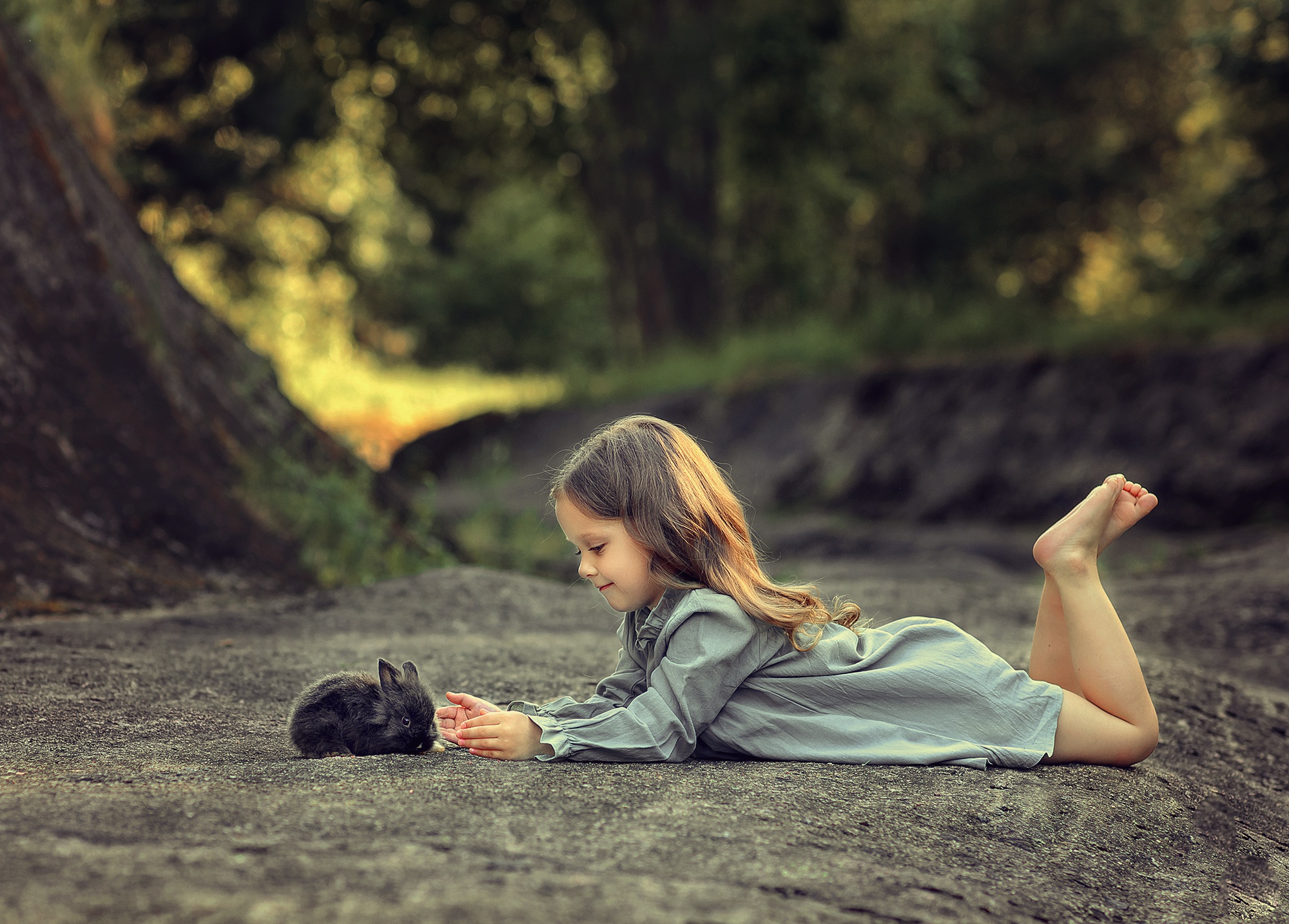 Маленькие девочки фулл. Девочка лежит Наиземле. Девочка сидит на земле. Девочка сидит на траве. Маленькая девушка.