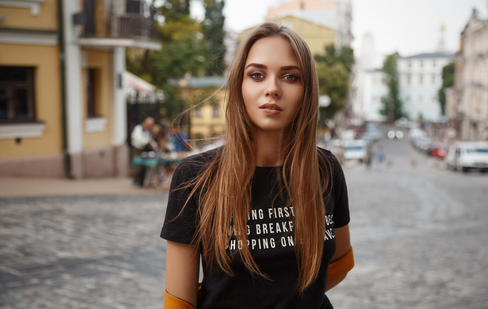 Бесплатное фото Длинноволосая девушка в черной футболке