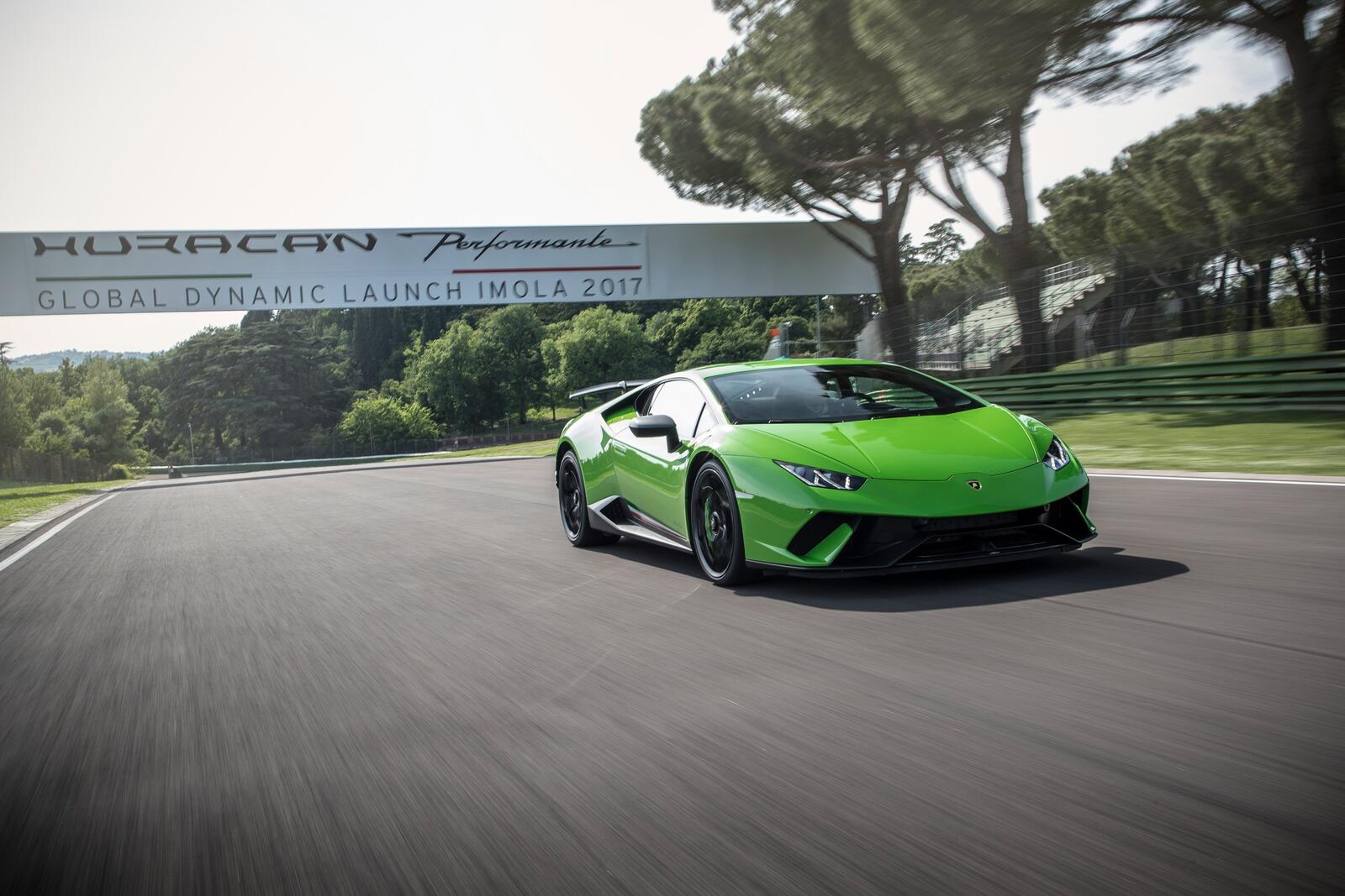 Бесплатное фото Lamborghini Huracan в зеленом цвете