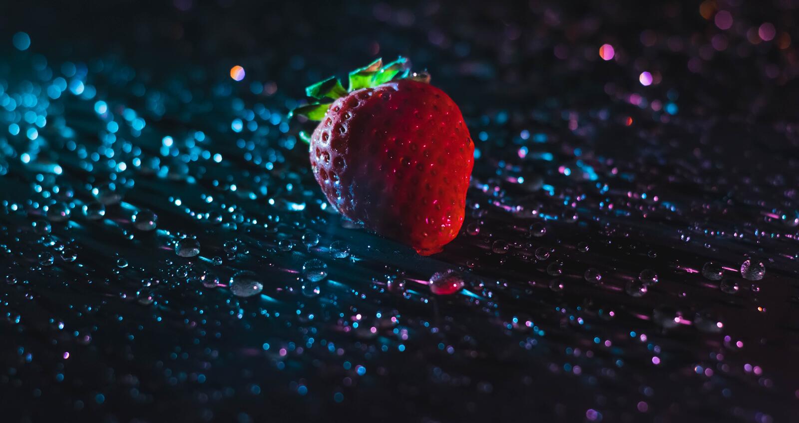 Wallpapers wallpaper strawberries photos drops of water on the desktop