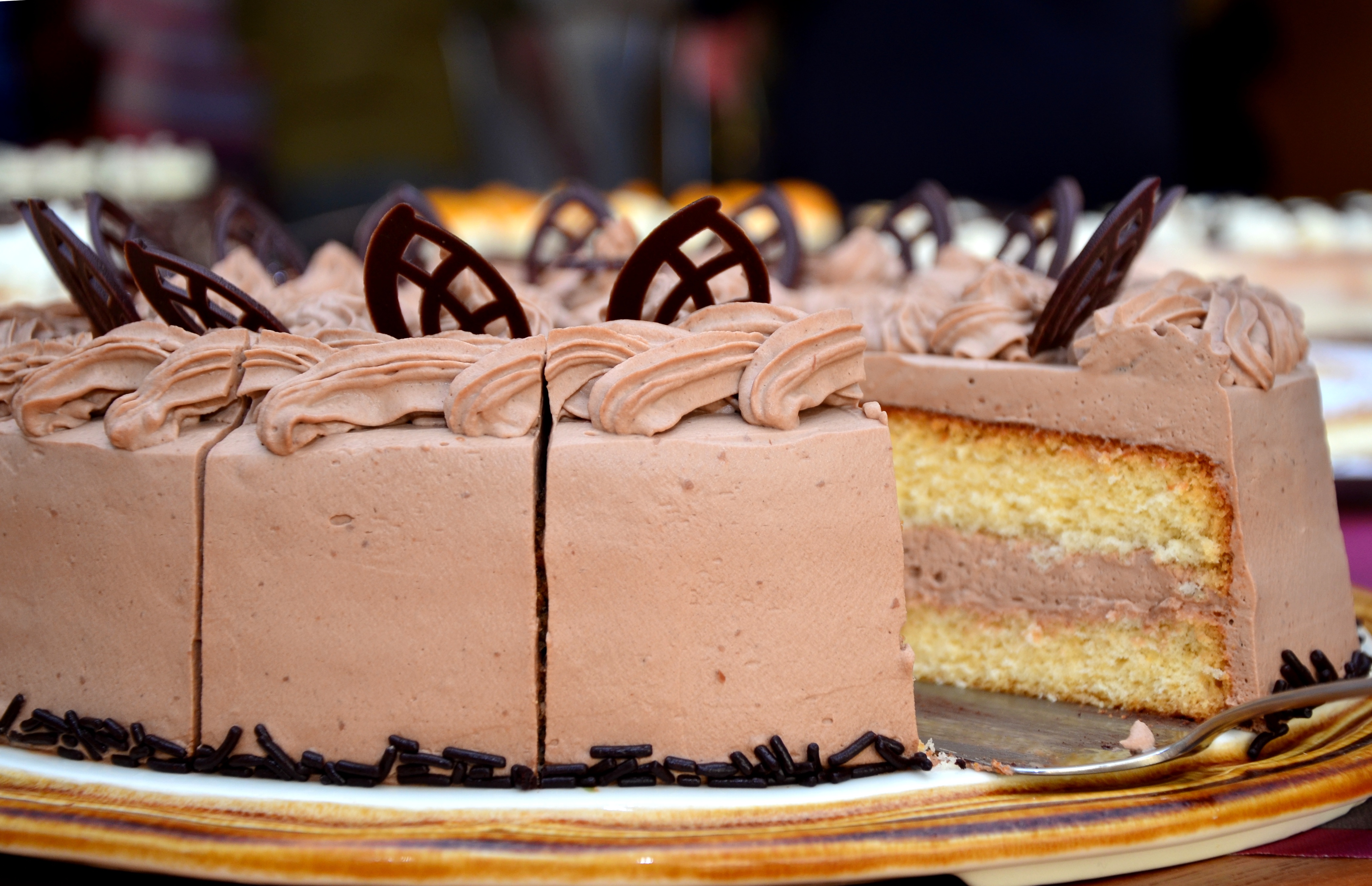 Фото еда, шоколад, выпечка, десерт, есть, торт, орнамент, торт на день рождения, шоколадное пирожное, калорийность, глазурь, чизкейк, хлебобулочные изделия, вкус, масляный крем - бесплатные картинки на Fonwall