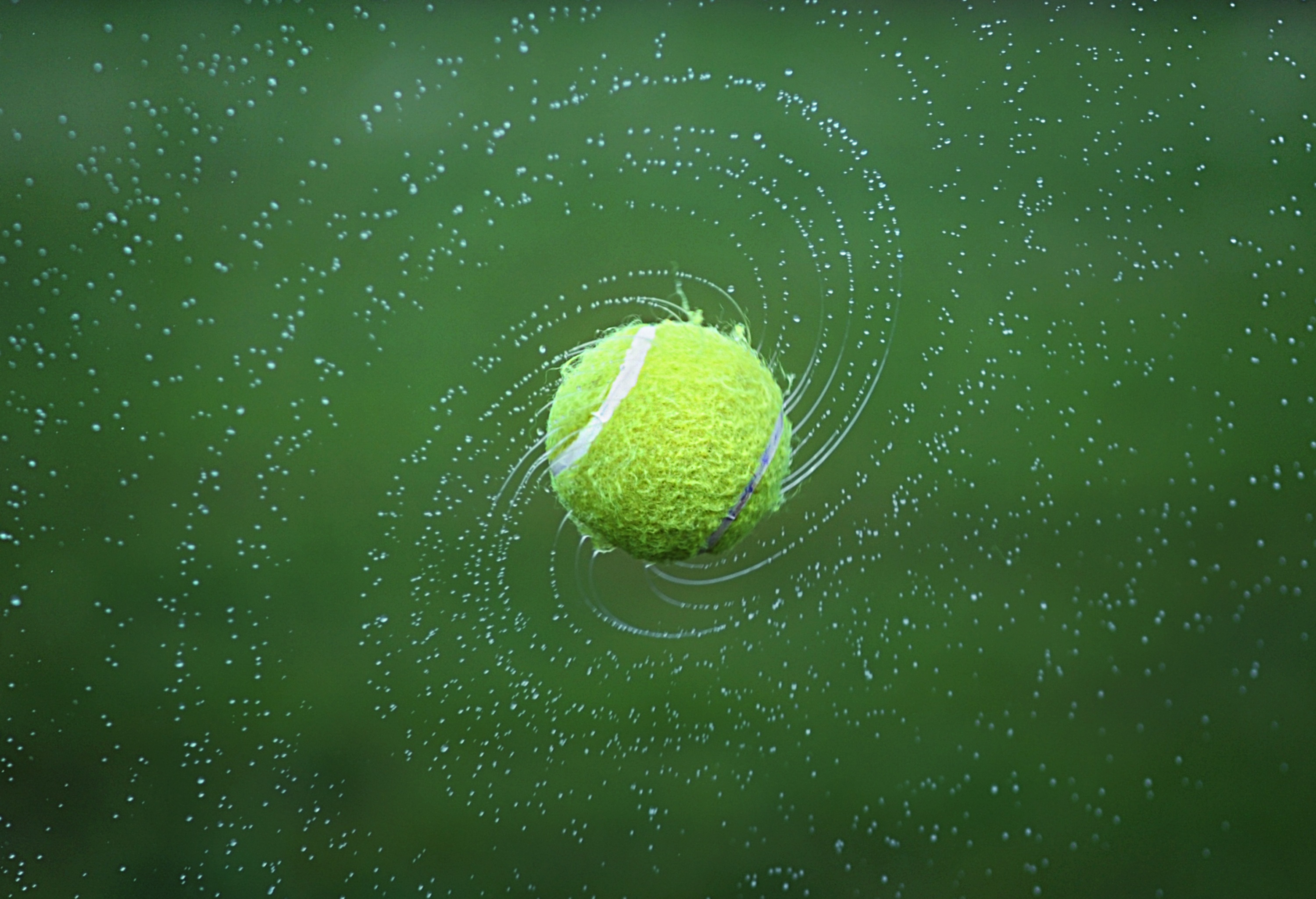 一个湿的网球在空中打转