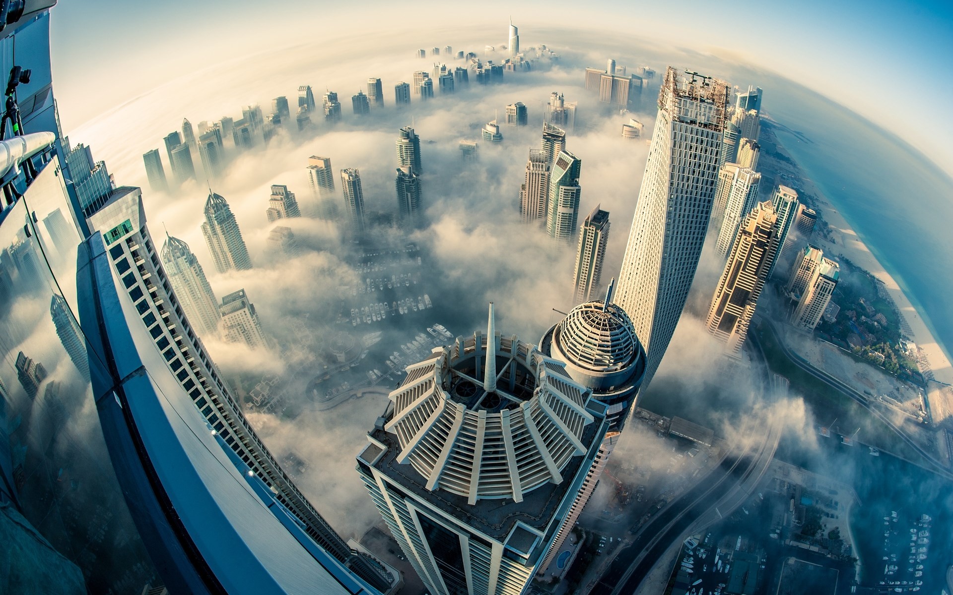 从高楼窗户拍摄的迪拜大雾照片