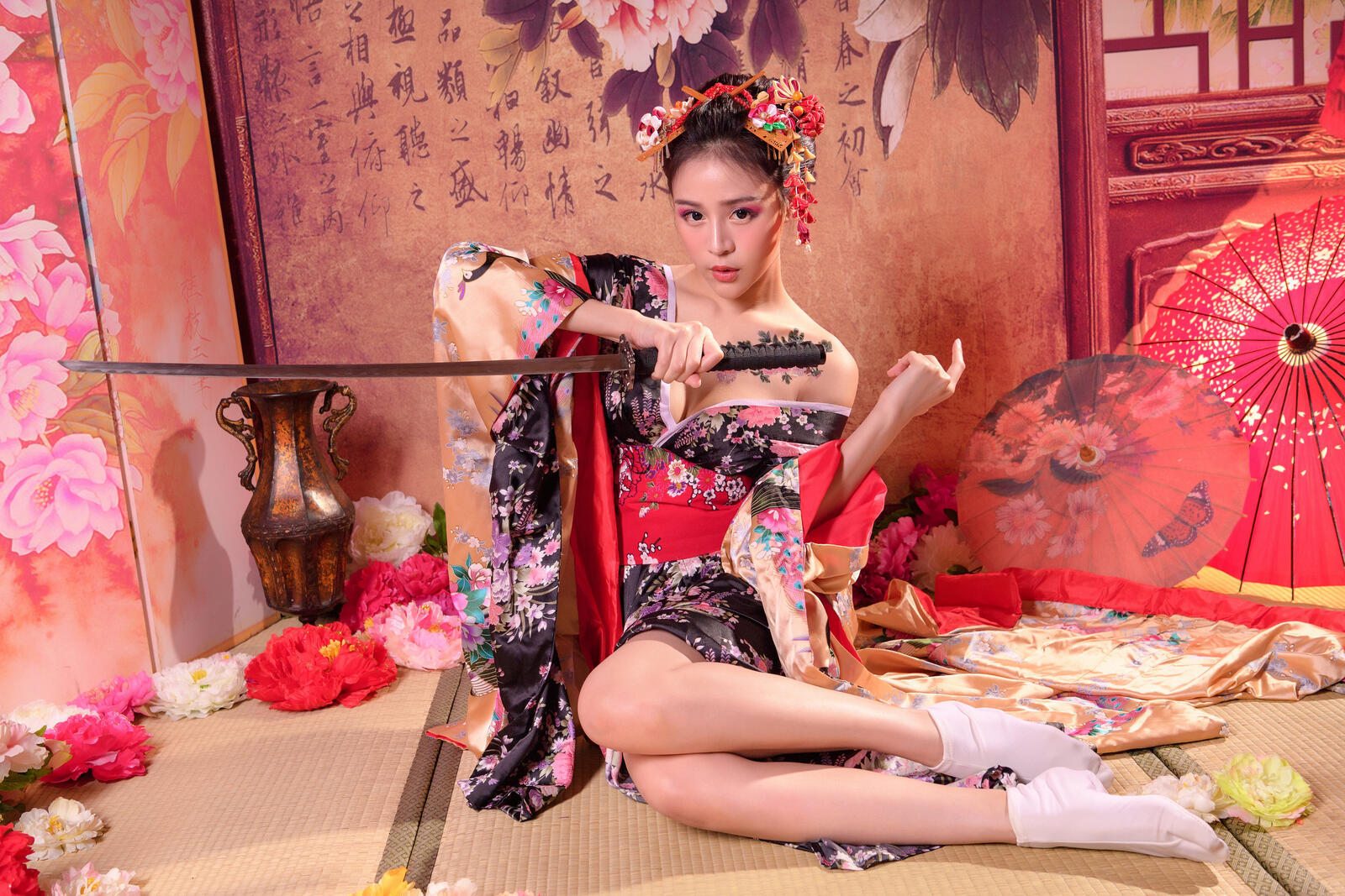 Обои молодая женщина катана кимоно на рабочий стол