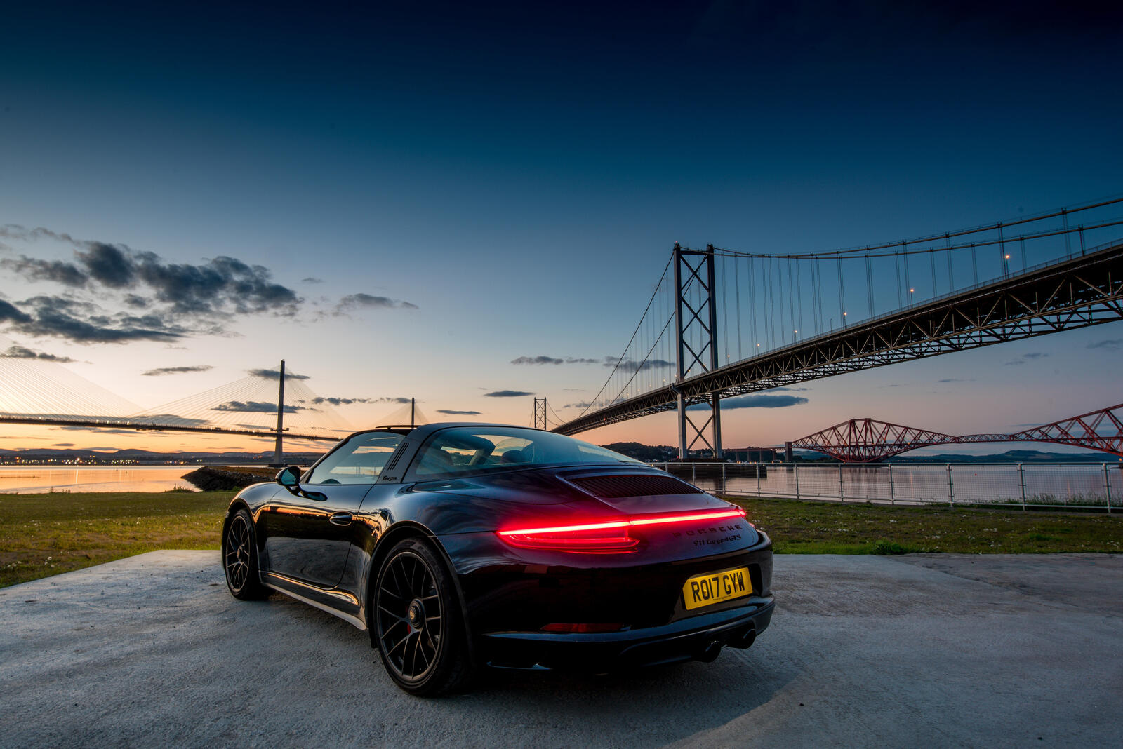 Бесплатное фото Porsche 911 на фоне моста