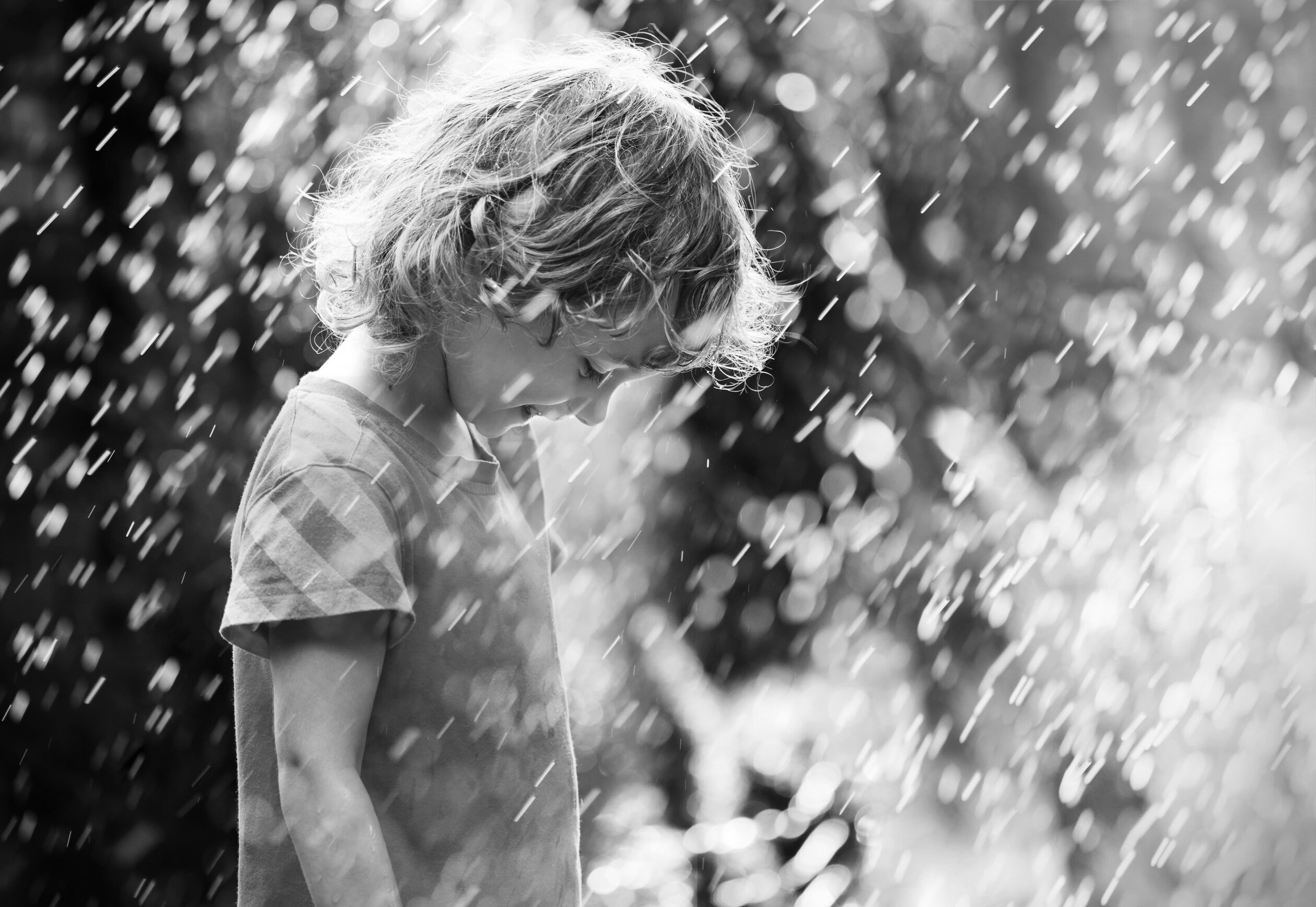 Фото ребенок мальчик дождь - бесплатные картинки на Fonwall