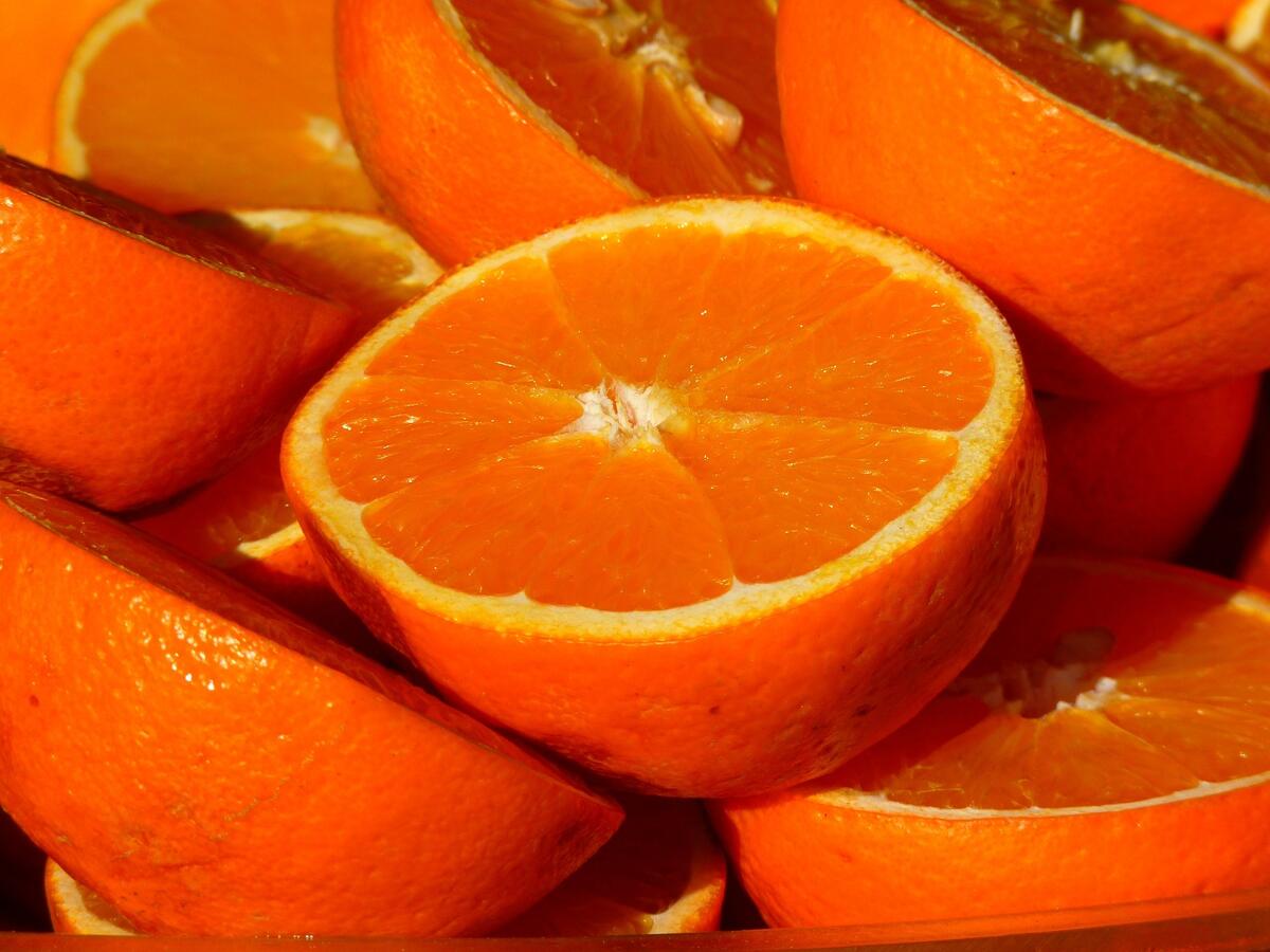 Оранжевые кусочки апельсина
