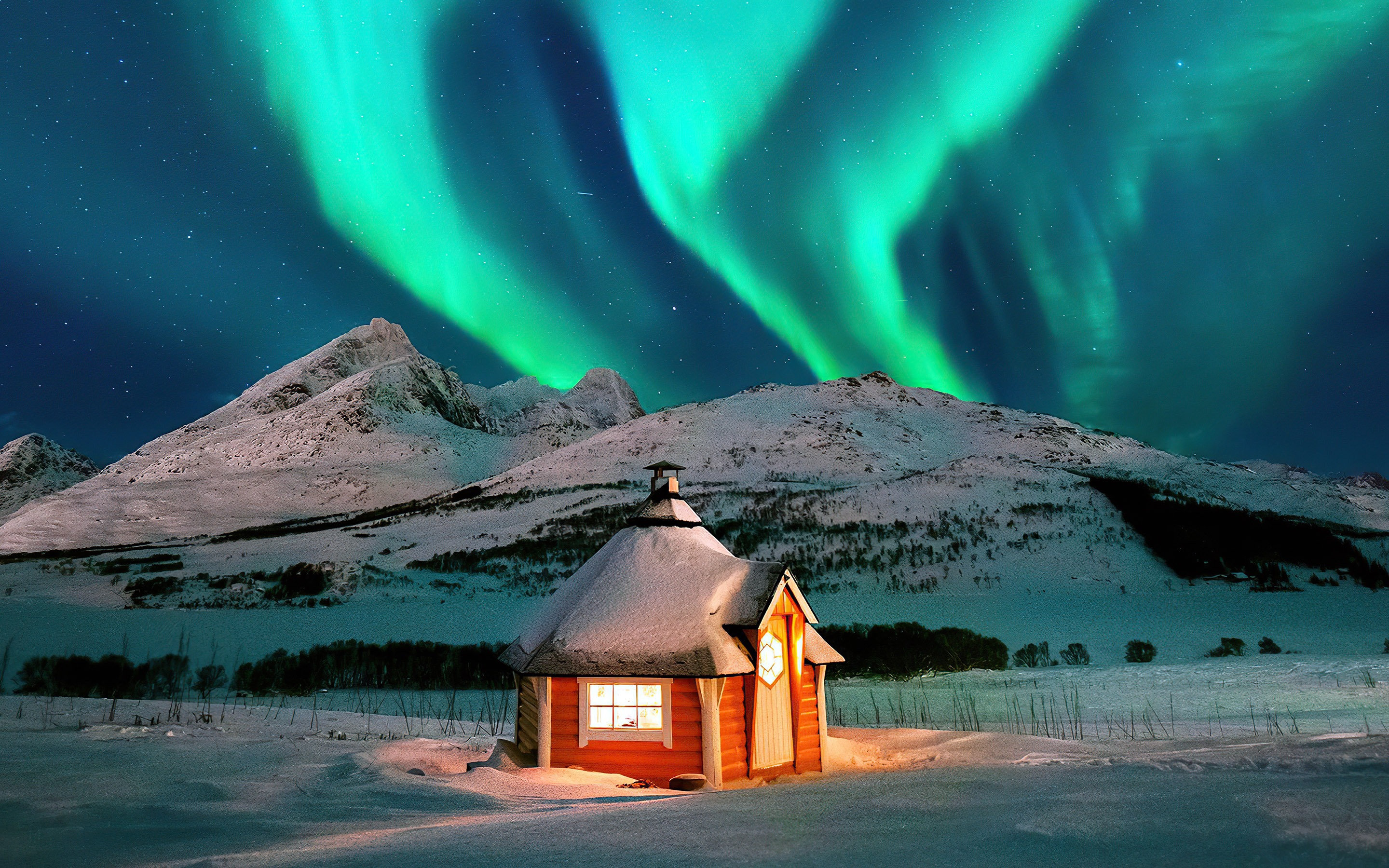 Free photo A cabin under the northern lights