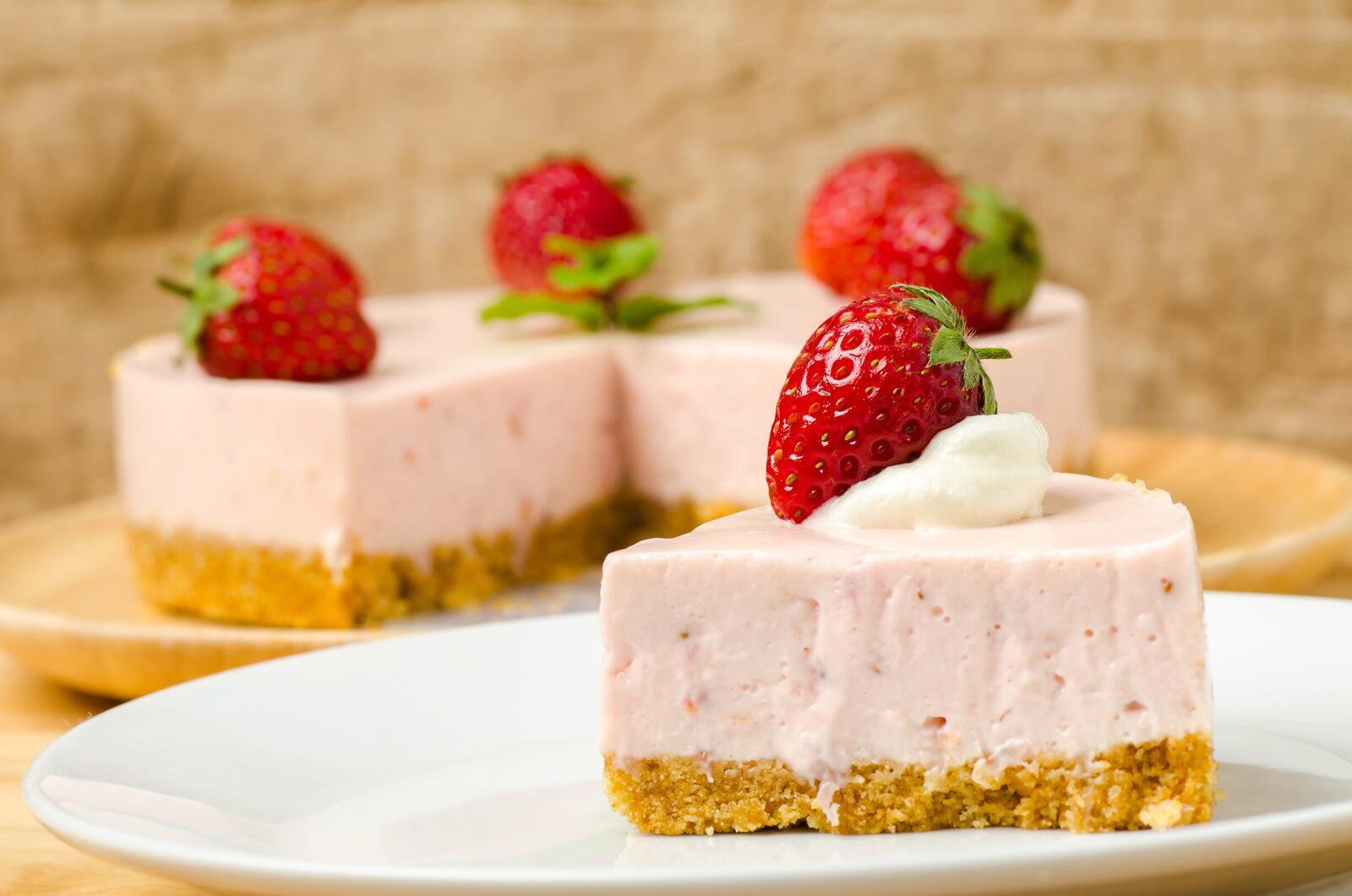 Wallpapers cream strawberry pastry on the desktop