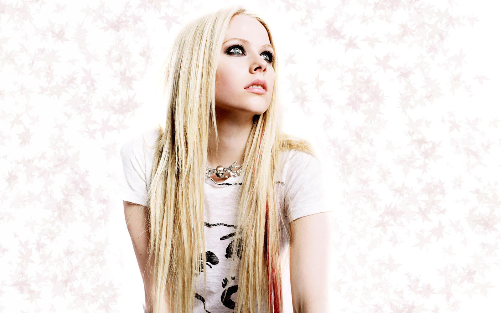 Free photo Long-haired Avril Lavigne.