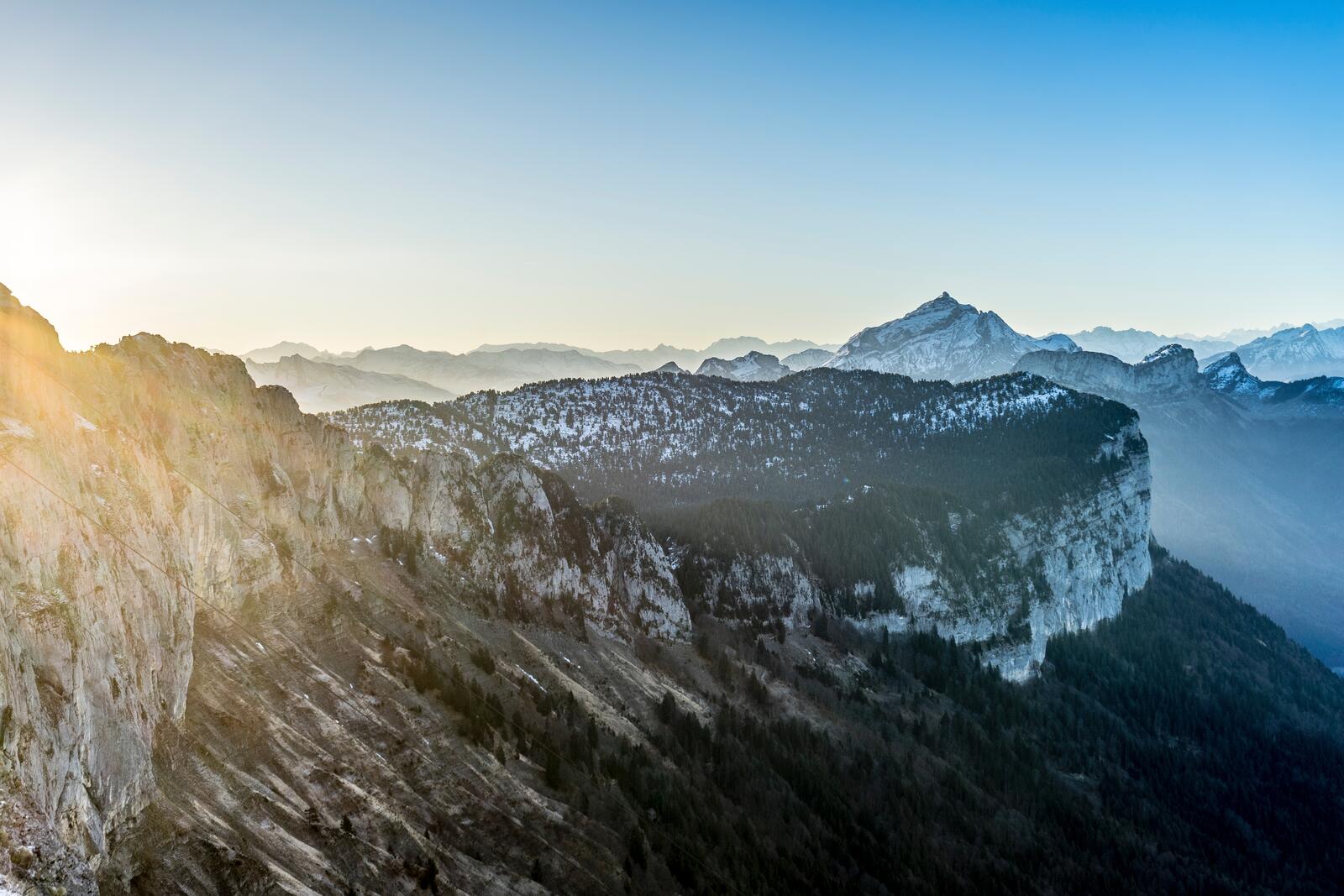 Бесплатное фото Скалистые горы с деревьями