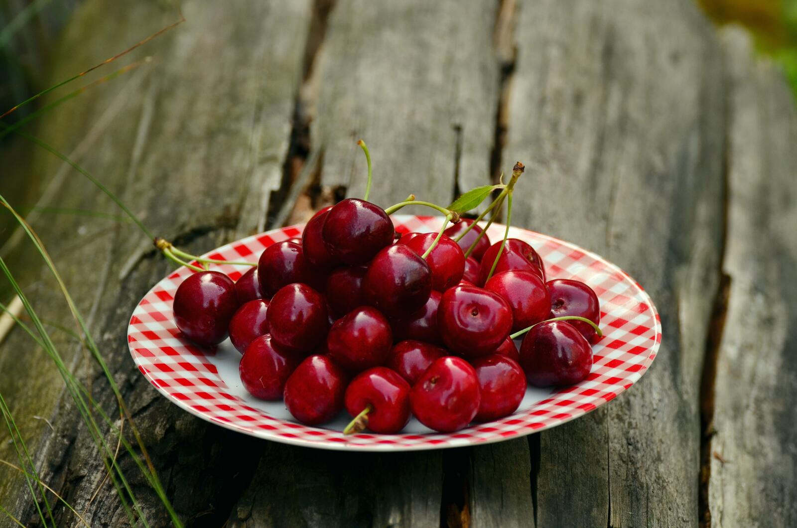 Free photo Delicious cherries on a plate