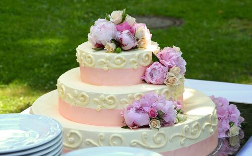 A cake with flowers for the wedding