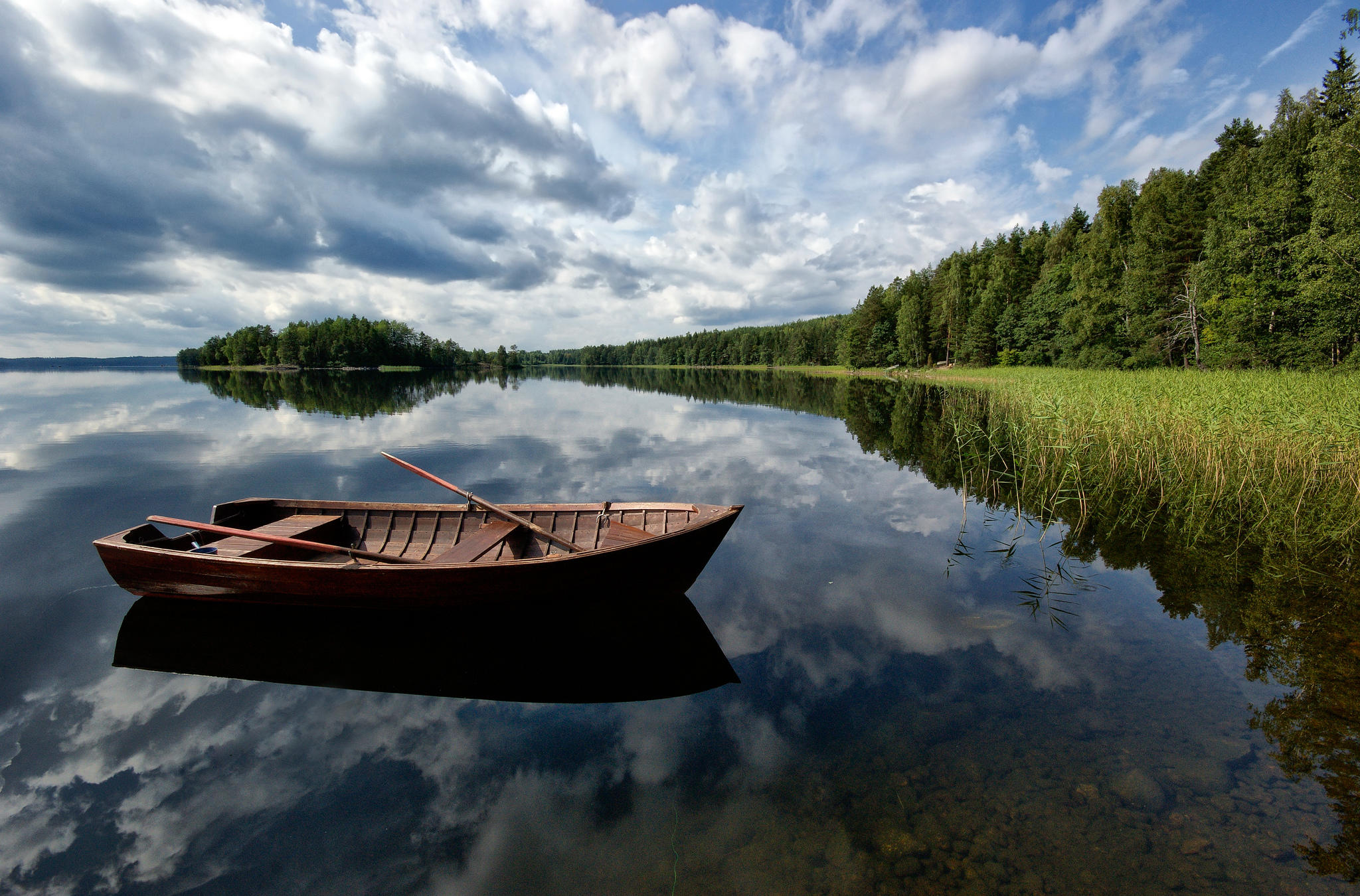 Двое подошли к реке лодка. Андре Косслик лодка озеро. Каноэ река Тайга. Лодка на озере. Озеро ложка.