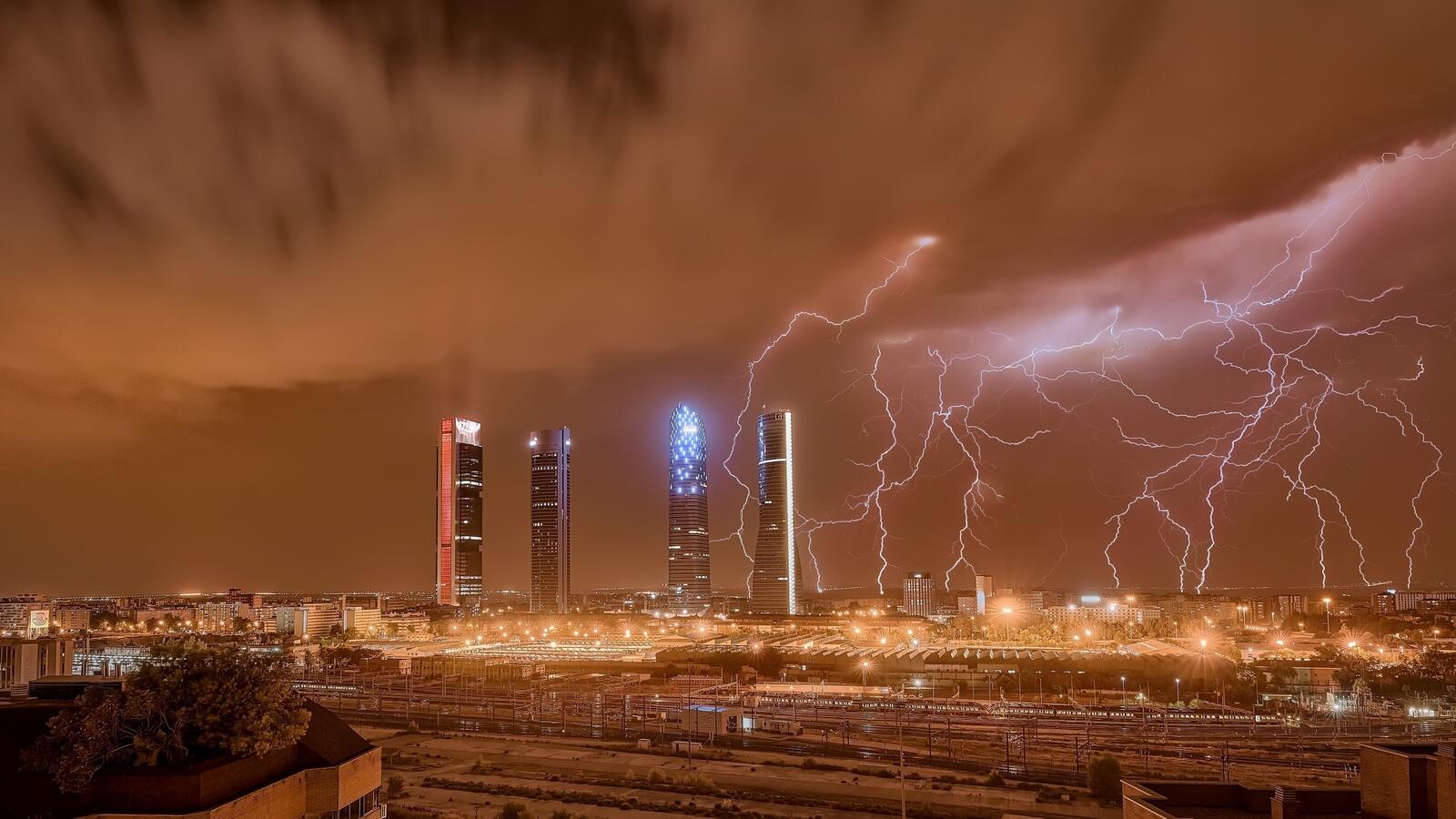 Обои молния Мадрид небоскребы на рабочий стол