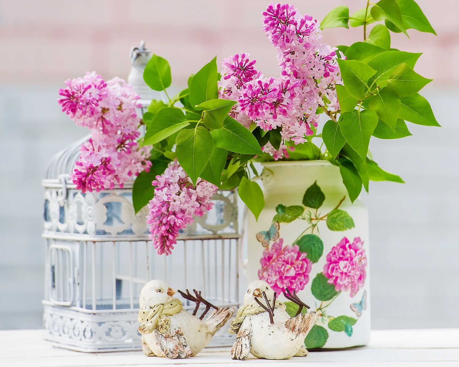 Бесплатное фото Сиреневые цветы в бидоне