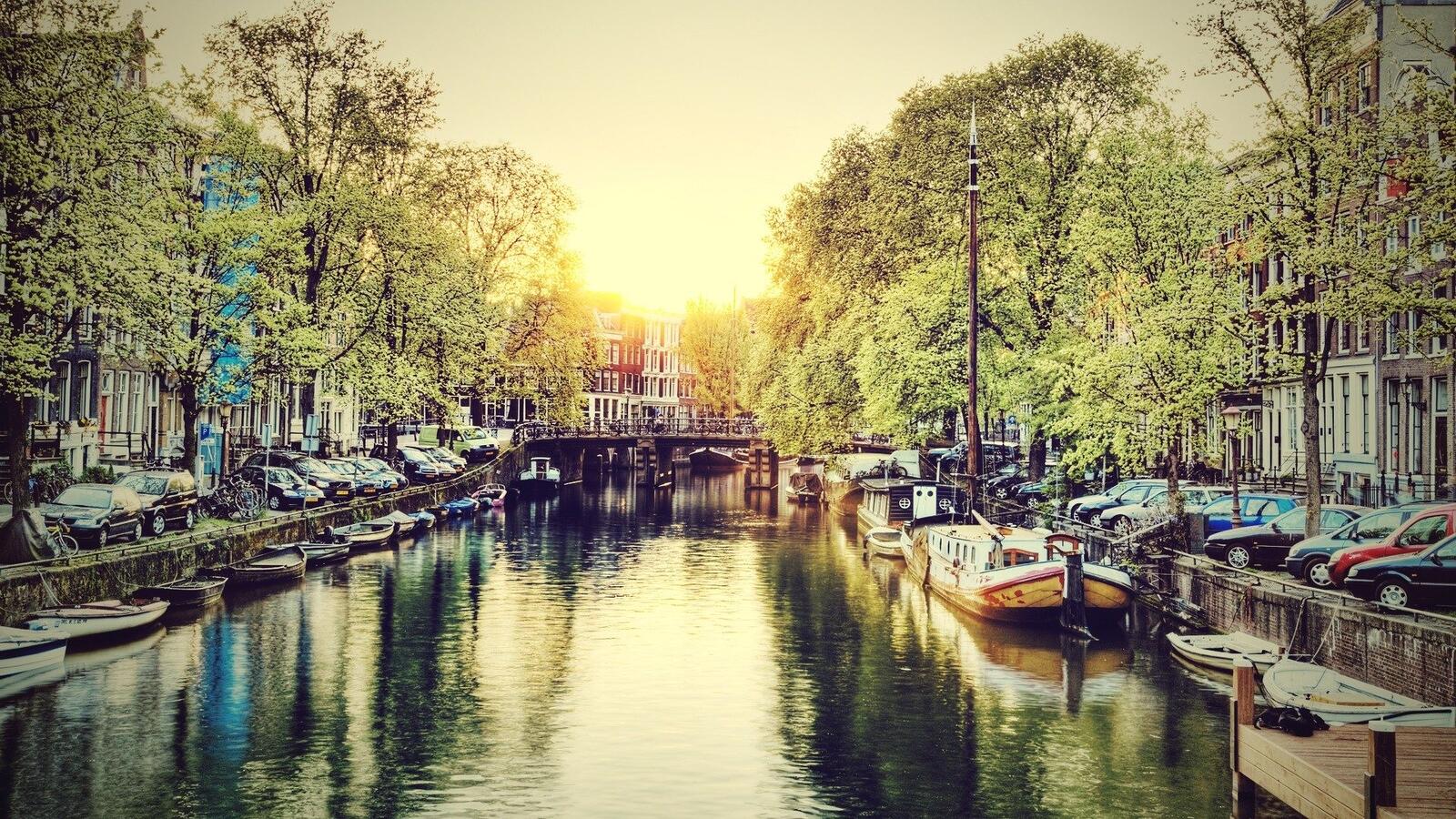 Обои река Амстердам водный путь на рабочий стол