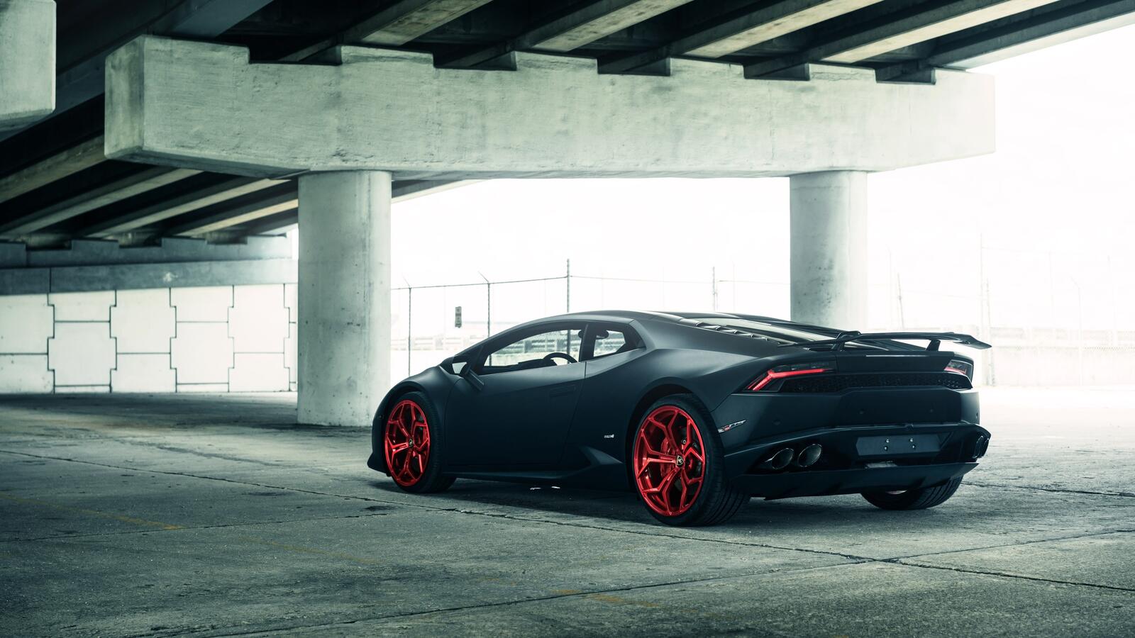 Бесплатное фото Черная матовая Lamborghini Huracan вид сзади