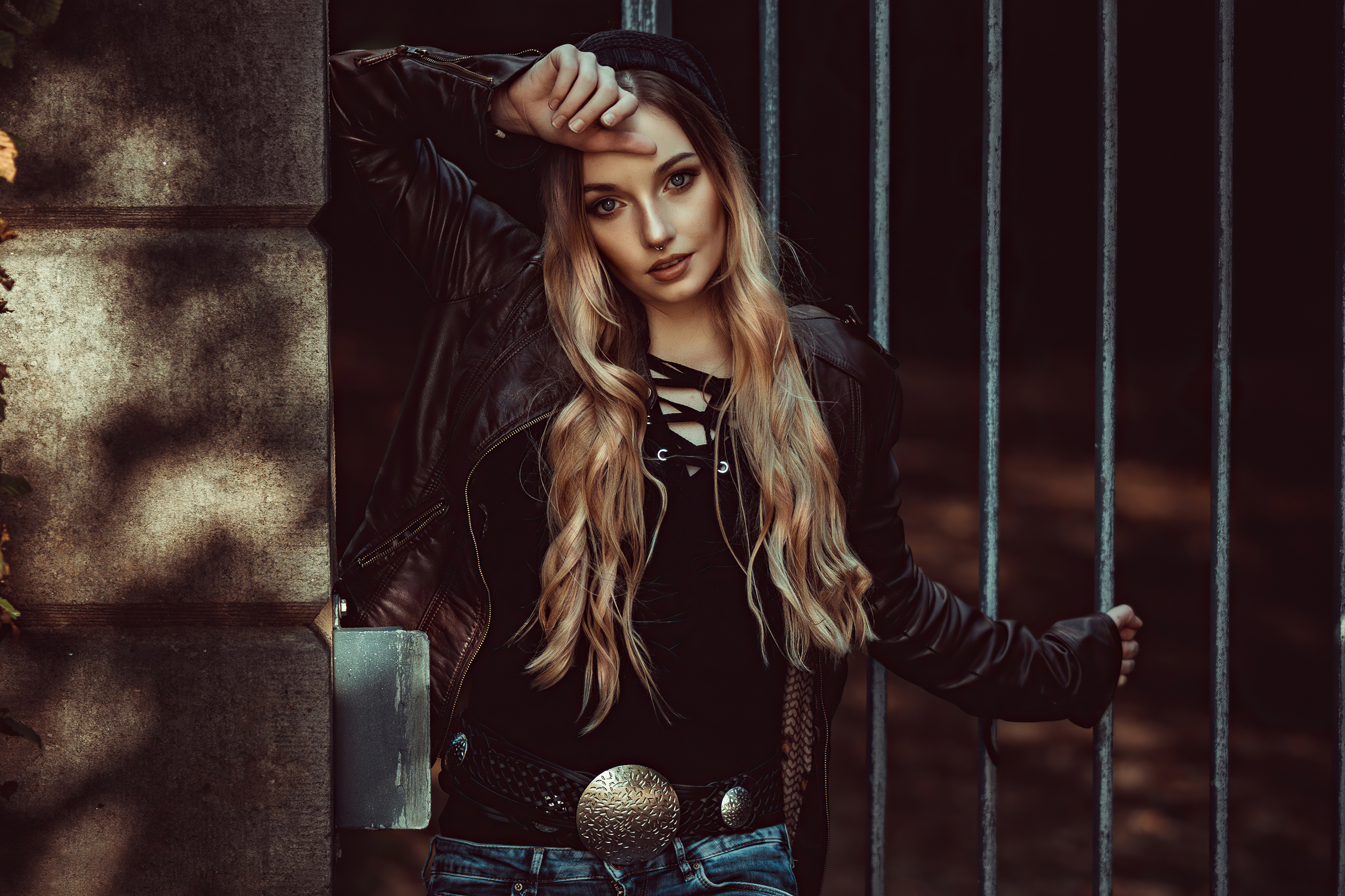 Wallpapers young girls leather jacket on the desktop