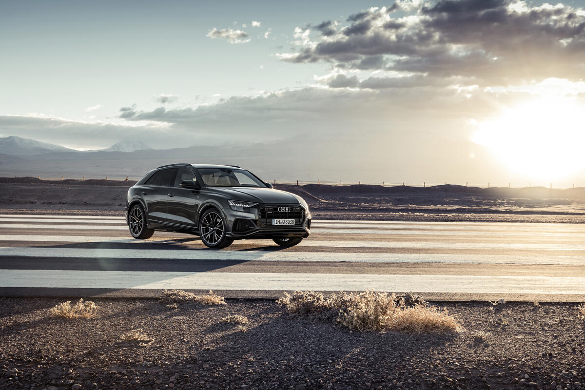 Audi Q8 в солнечную погоду