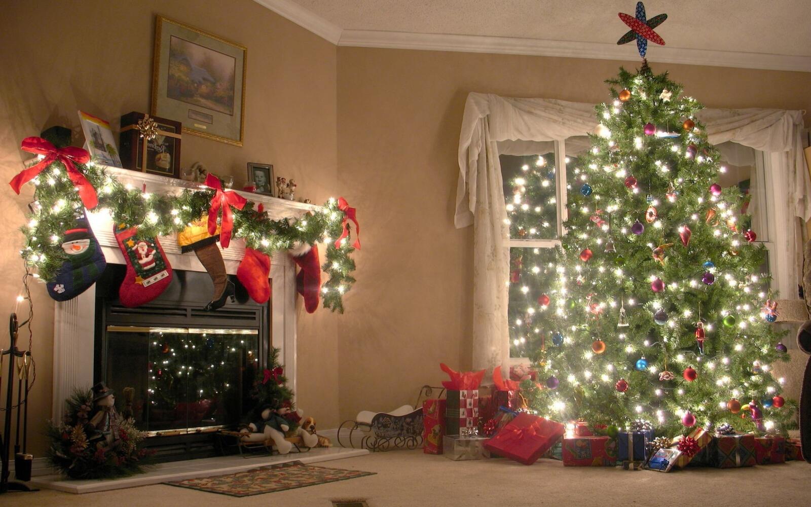 Бесплатное фото Большая новогодняя елка в доме у камина