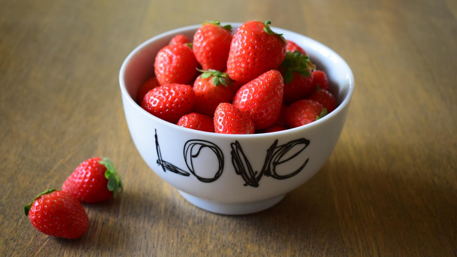 桌面上的壁纸草莓 碗 水果