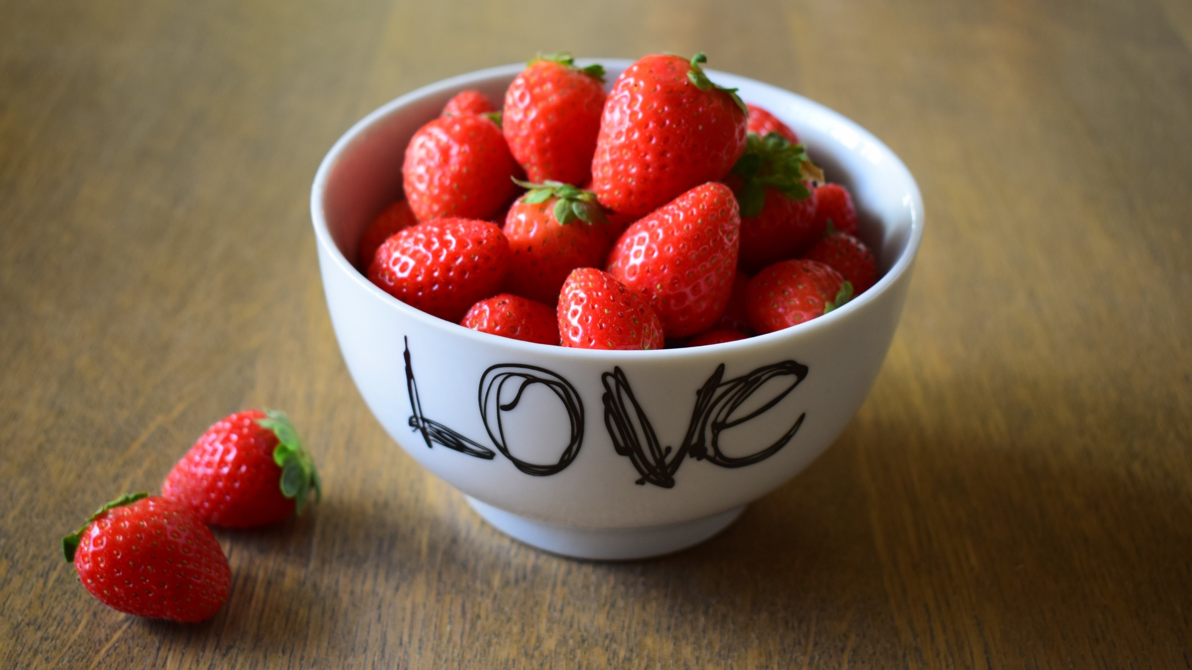 桌面上的壁纸草莓 碗 水果