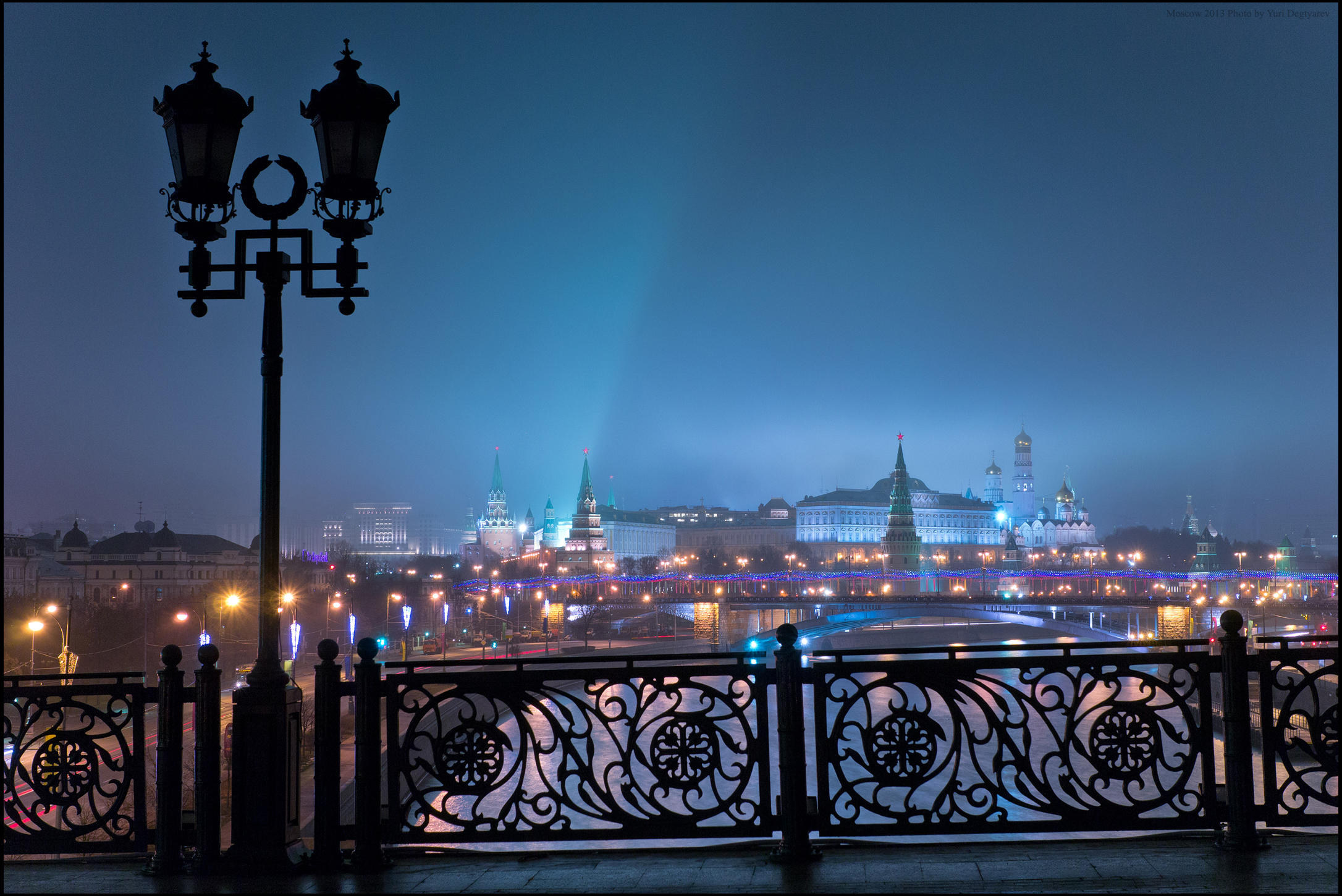 Вечер 10 4 24. Вид на Кремль с Патриаршего моста. Вид с моста ночью. Фонари на Патриаршем мосту. Вечерние фонари.