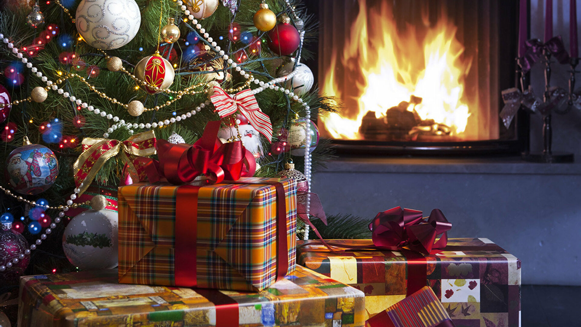 Обои подарки под елкой рождественская елка новогодняя атмосфера на рабочий стол