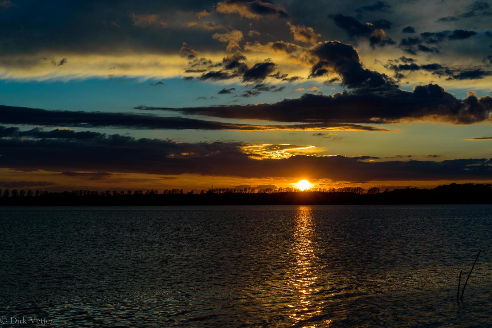 Бесплатное фото Закат солнца отражается на реке