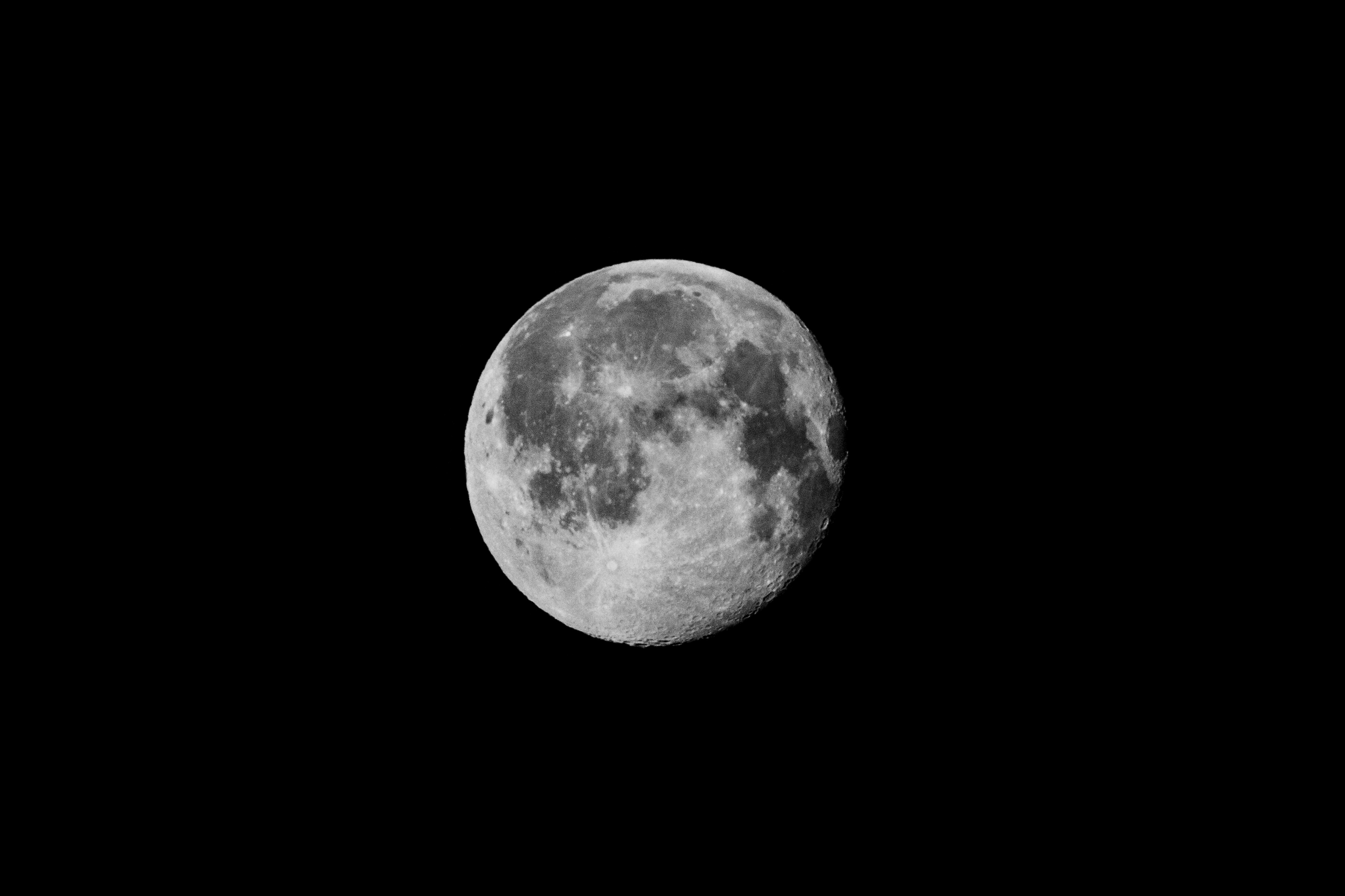 Бесплатное фото Полнолуния на черном небе