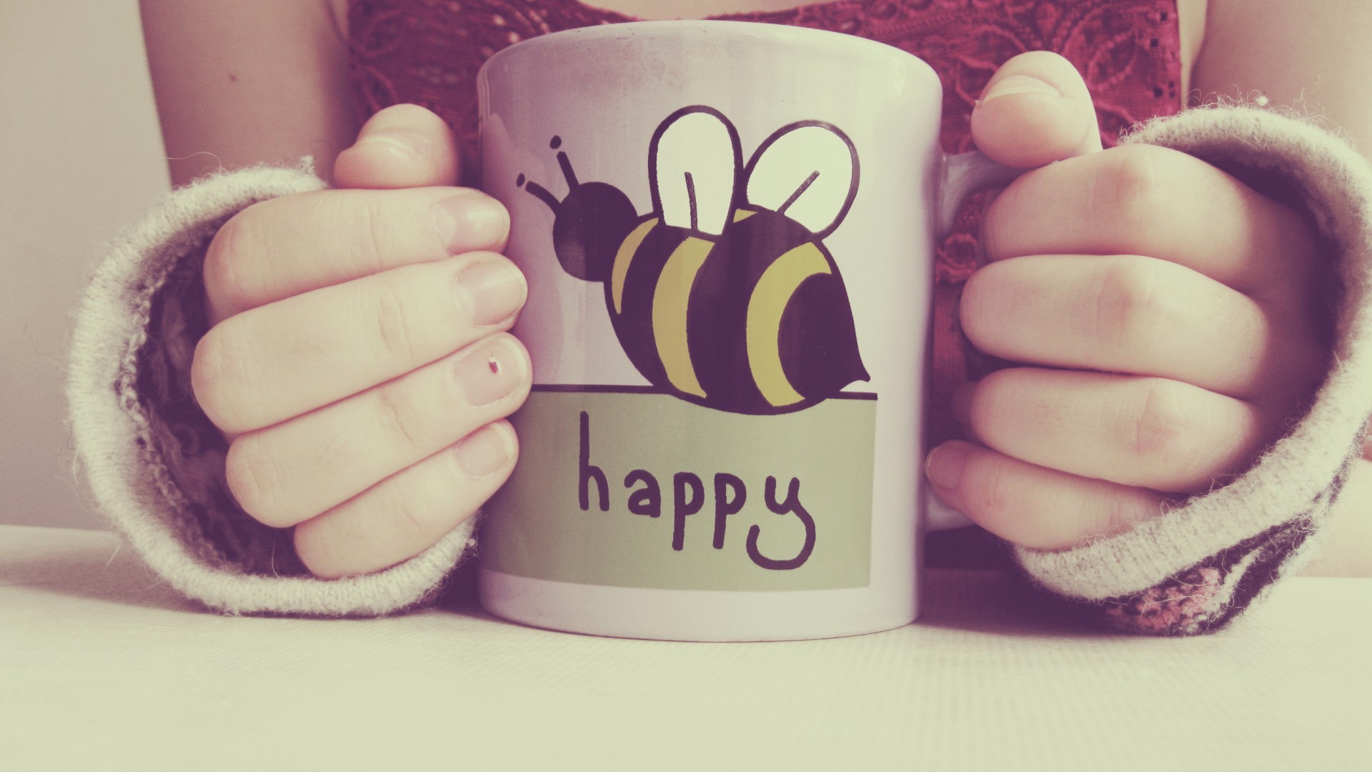 Фото бесплатно кружка, руки, пчела