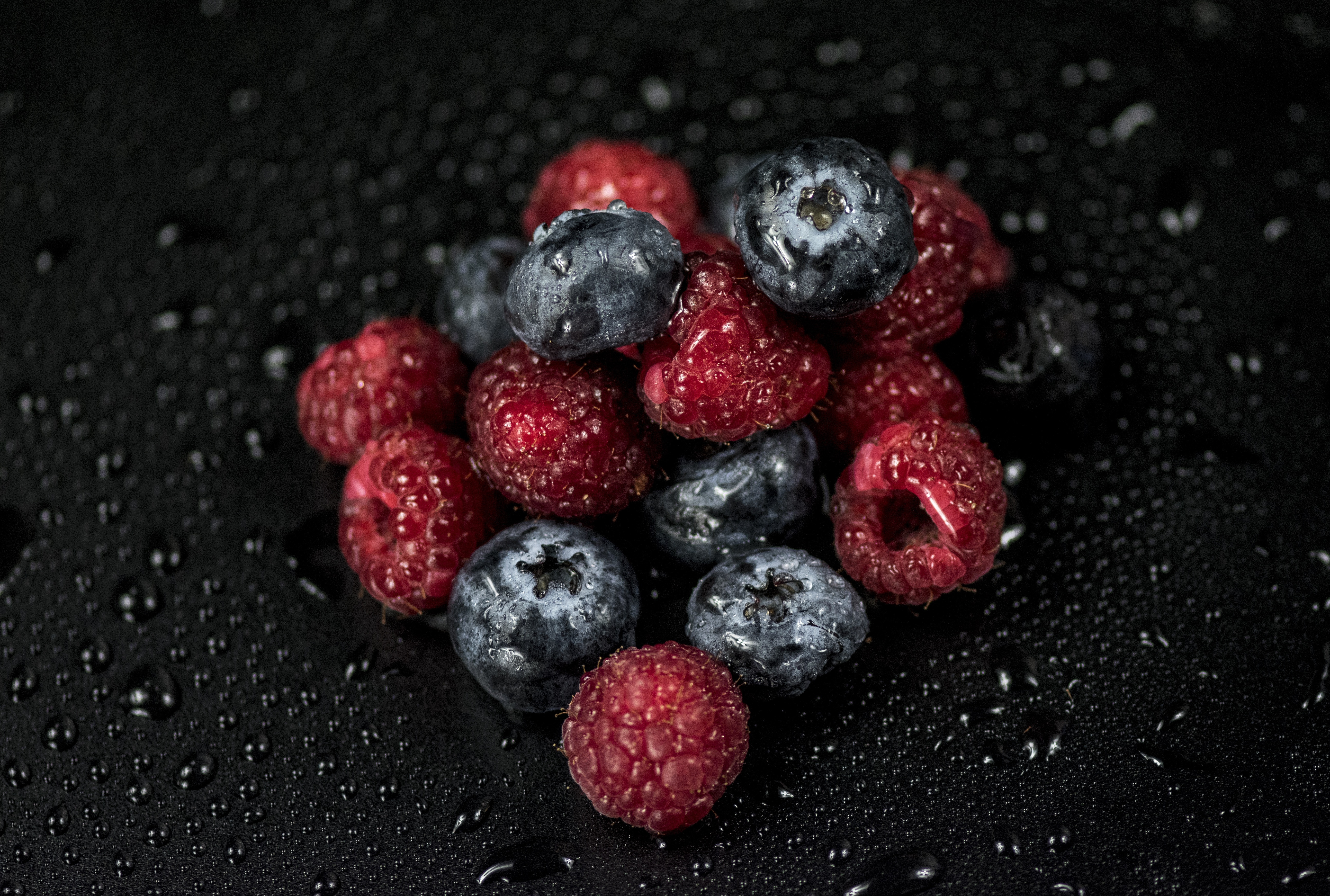 Wallpapers blueberries raspberries drops on the desktop