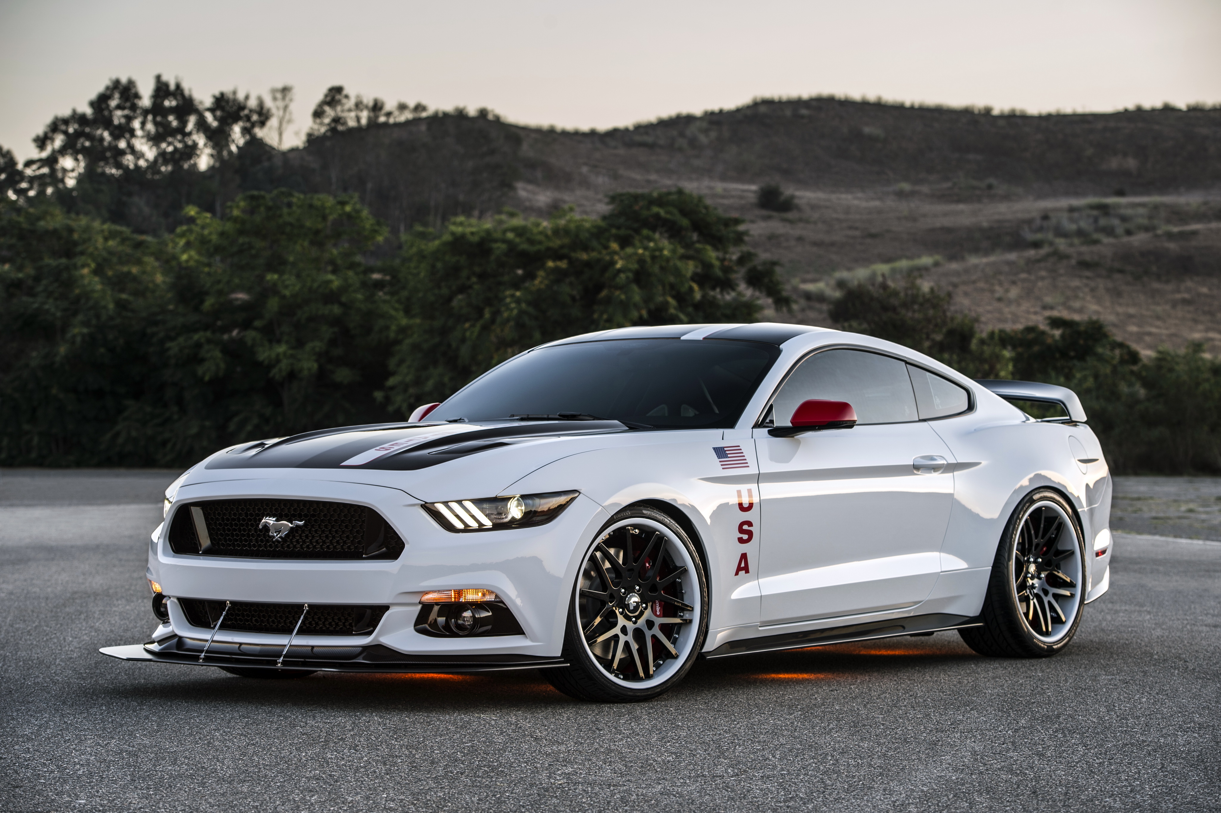 Тюнингованный Ford Mustang белого цвета